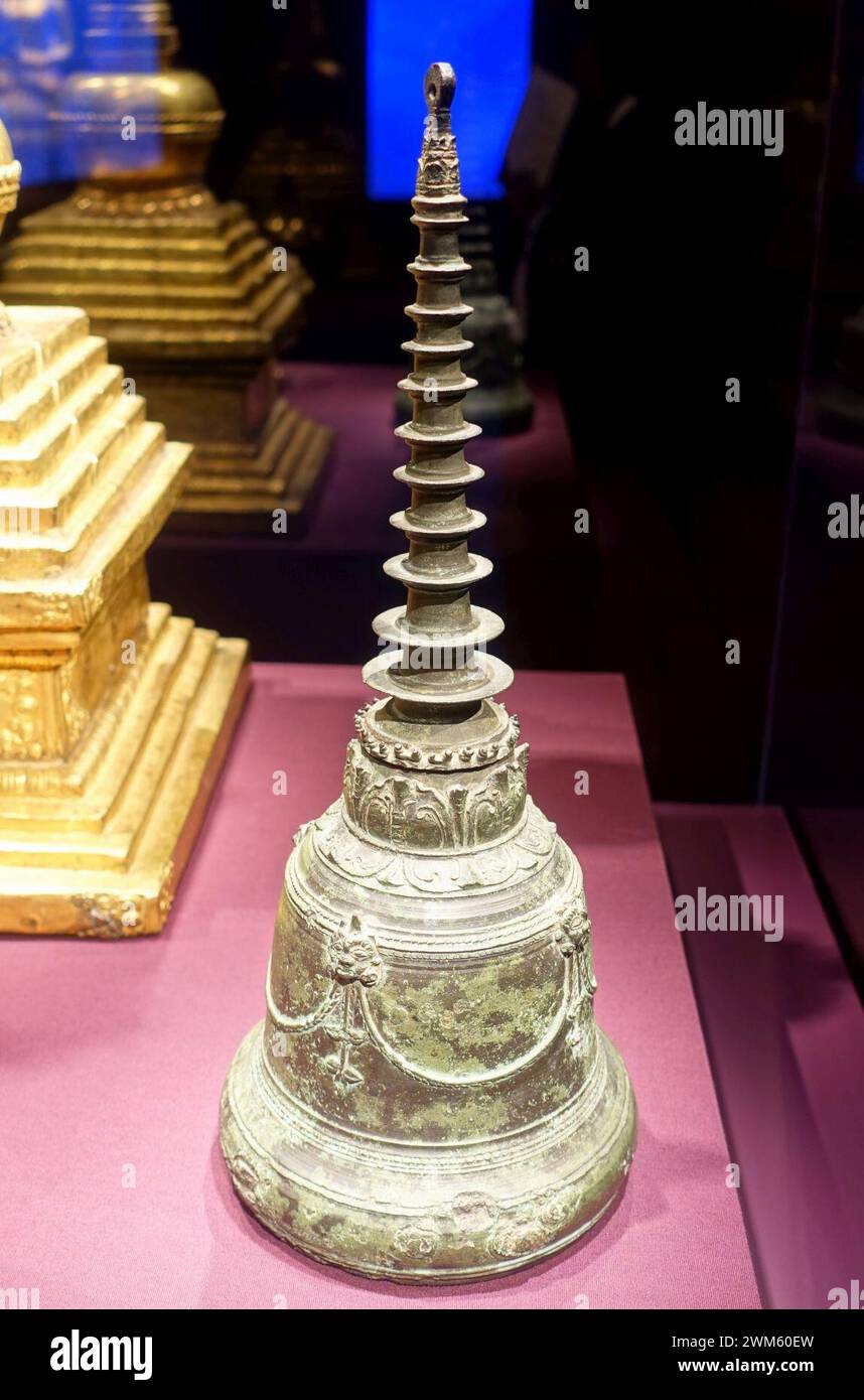 Campana a forma di stupa, Indonesia, 800 d.C., lega di rame Foto Stock