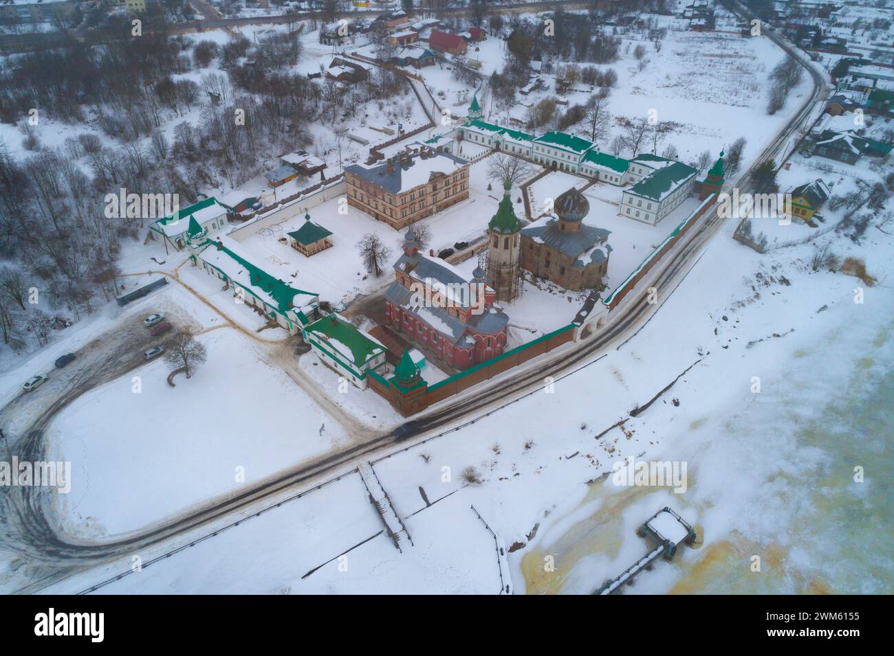 Vista dall'alto dell'antica via Staraya Ladoga Monastero di Nicola in un nuvoloso giorno di febbraio (riprese da un quadricottero). Staraya Ladoga, Russia Foto Stock