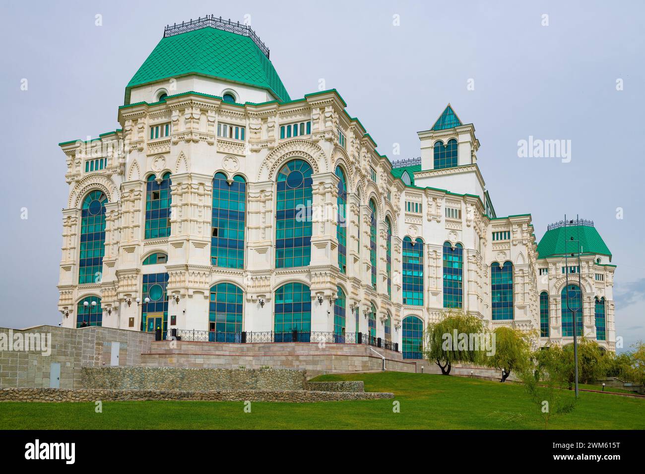 ASTRAKHAN, RUSSIA - 22 SETTEMBRE 2021: Edificio moderno del Teatro dell'Opera e del Balletto di Astrakhan in una nuvolosa giornata di settembre Foto Stock