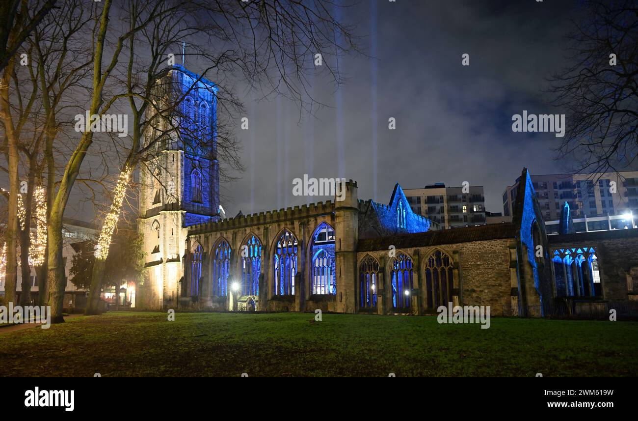 Bristol derelict Temple Church di notte con spettacolo di luci a Redcliffe, Regno Unito Foto Stock