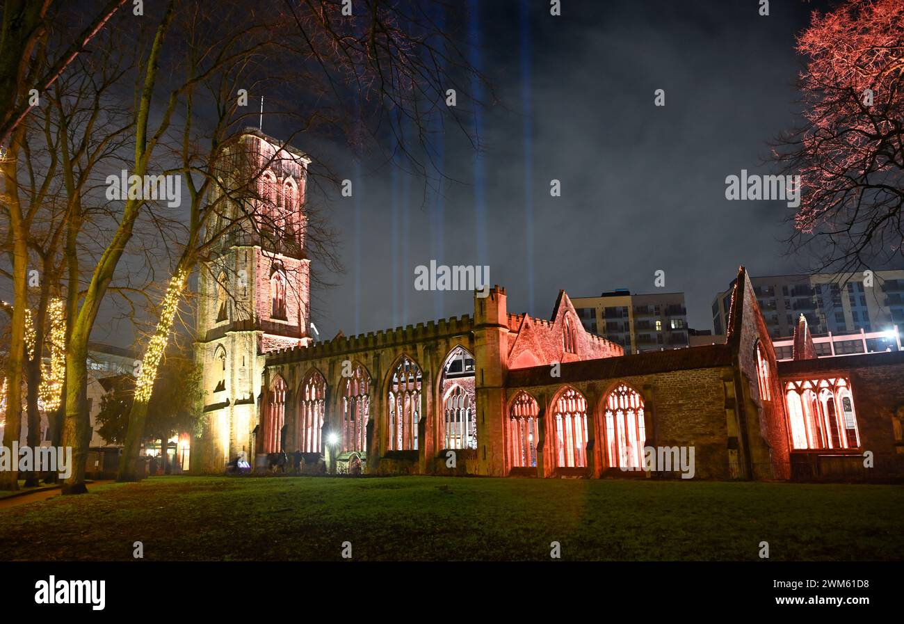 Bristol derelict Temple Church di notte con spettacolo di luci a Redcliffe, Regno Unito Foto Stock