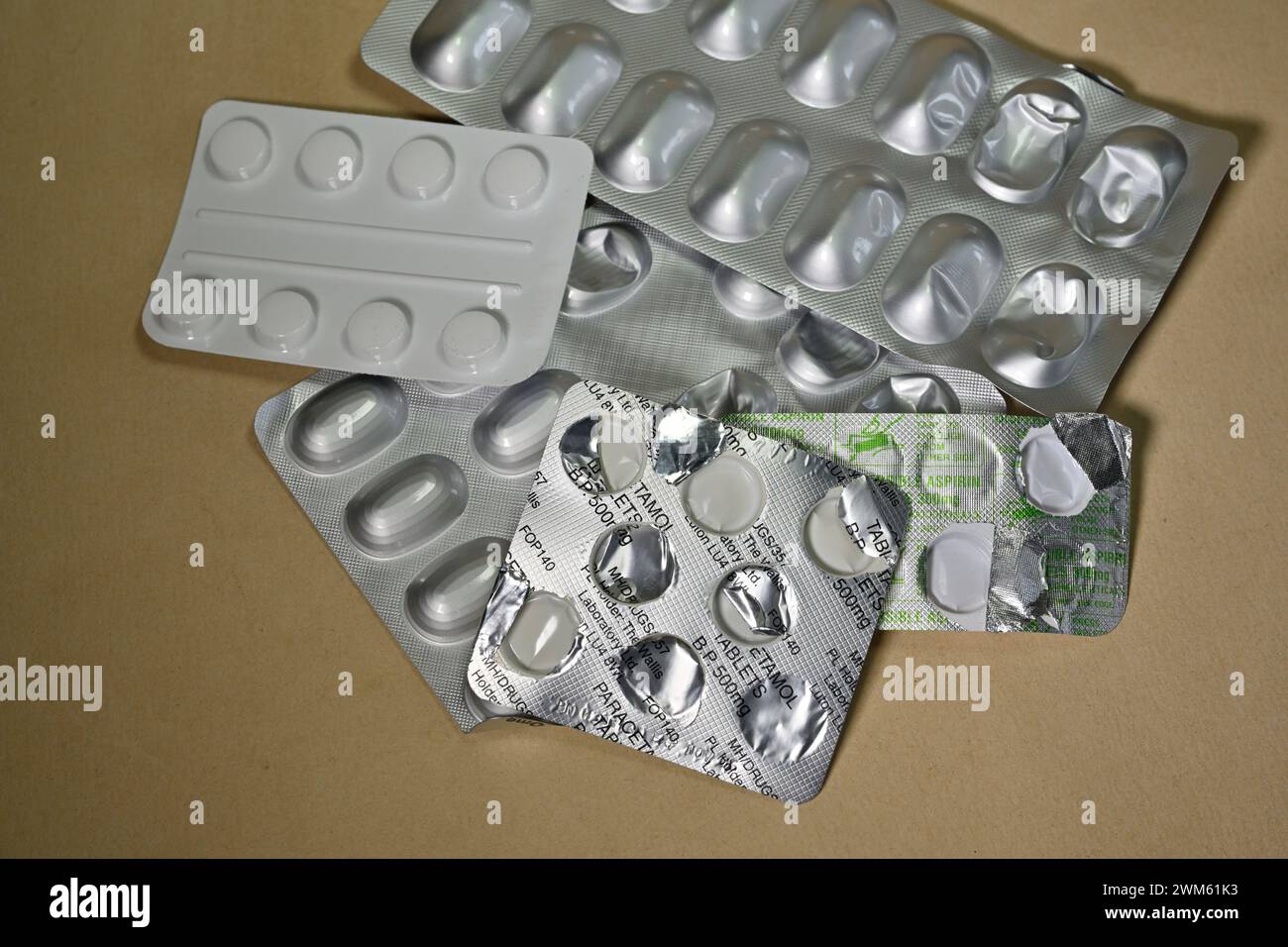 Compresse, pillole confezionate singolarmente in imballaggi in lamina che non possono essere riciclati e aumentano i costi Foto Stock