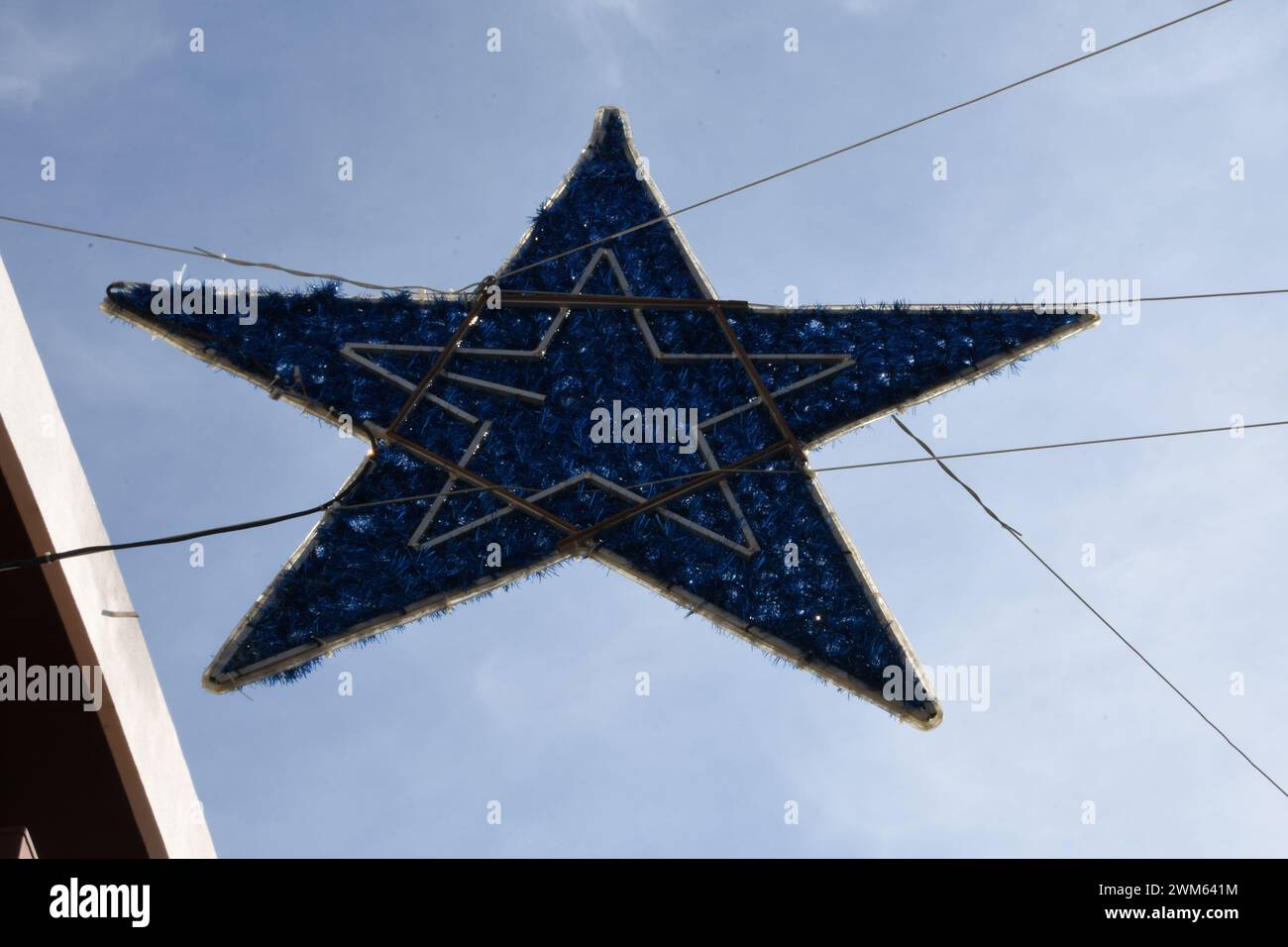 Grande étoile bleue décorative dans une rue piéton à Faro, Portogallo Foto Stock