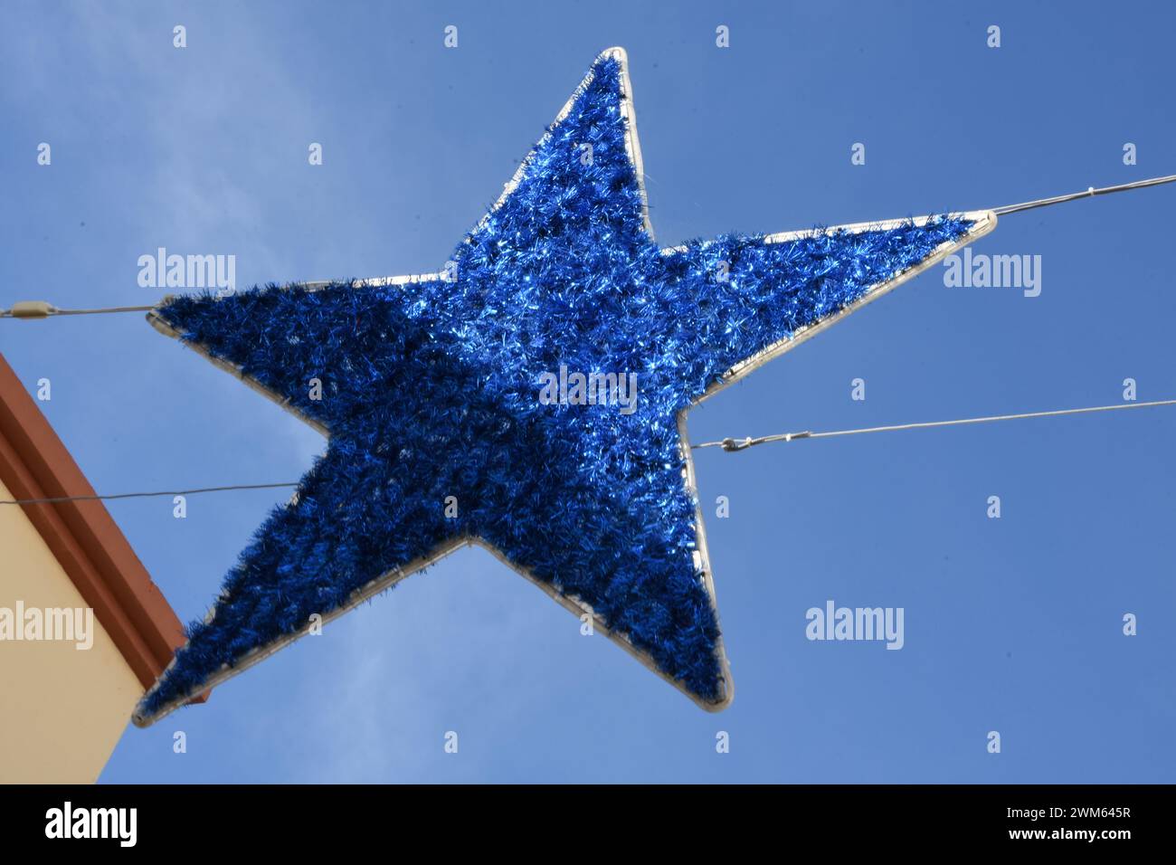 Grande étoile bleue décorative dans une rue piéton à Faro, Portogallo Foto Stock