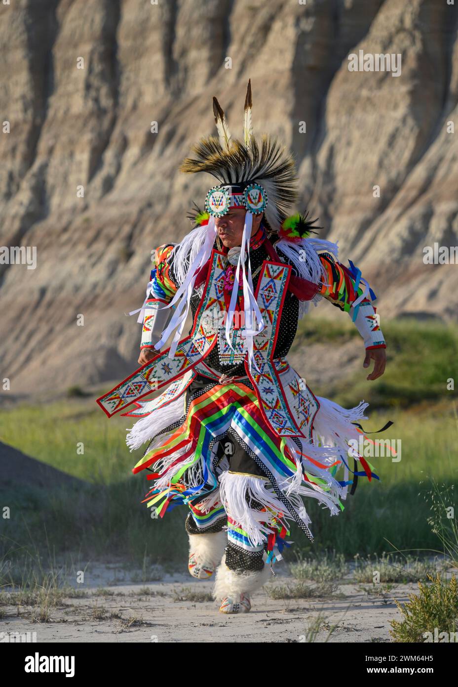 Buck Spotted Tail (Sicangu Lakota Oyate) esegue la sua Grass Dance; Badlands National Park, South Dakota. Foto Stock