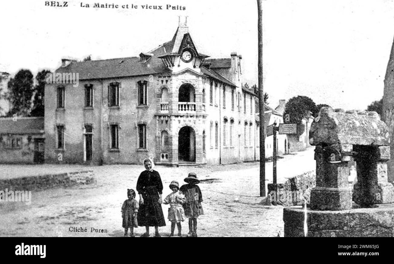 Belz Mairie et vieux puits 1920. Foto Stock