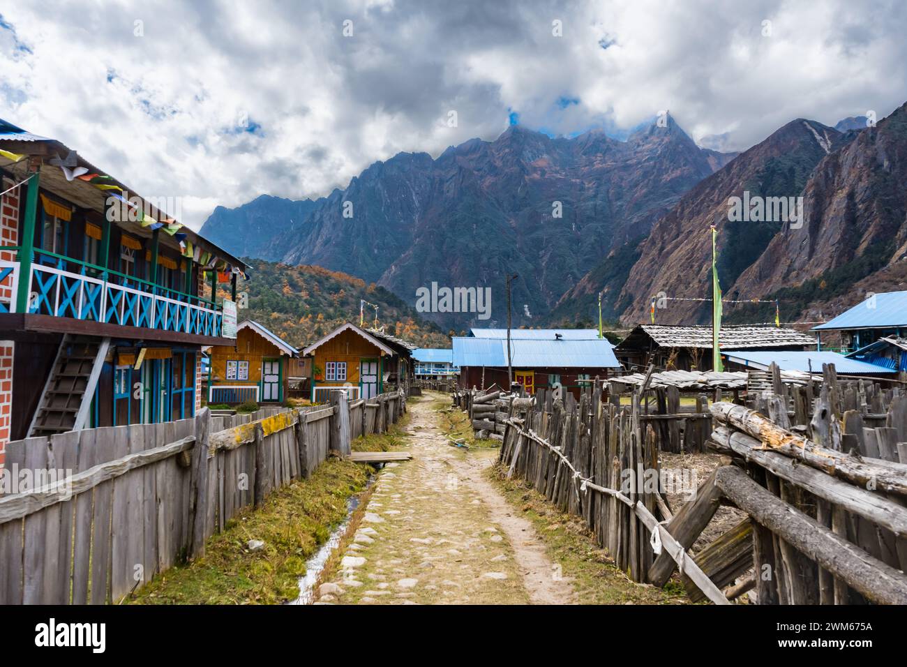 Antico villaggio di Ghunsa con tradizionali case in legno a Kanchenjunga Trek, Taplejung, Nepal Foto Stock