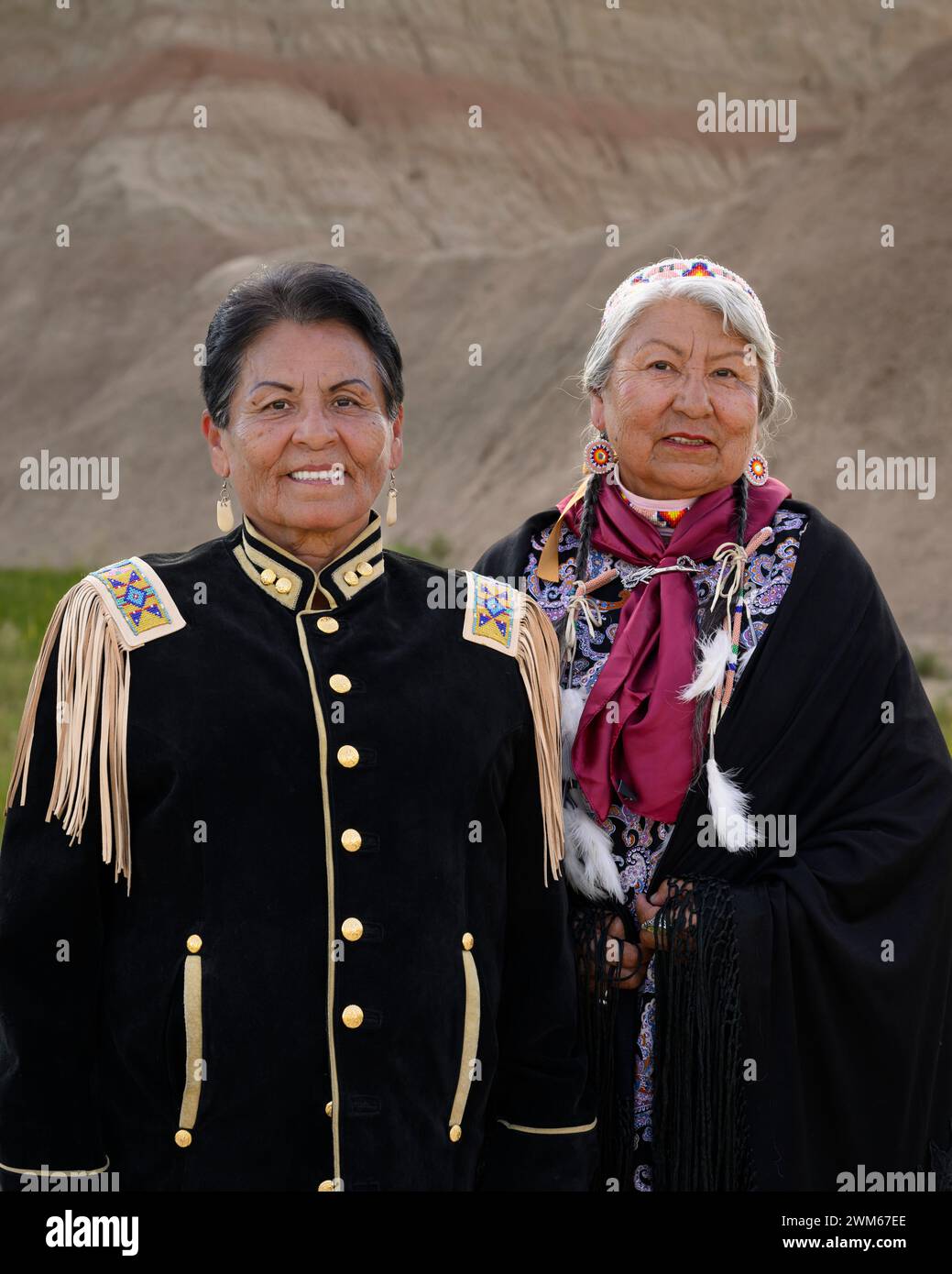 Sorelle Marian Sorace e Annamae Pushetonequa, Sicangu Lakota Oyate, nelle loro regalie personali. Badlands National Park, South Dakota. Foto Stock