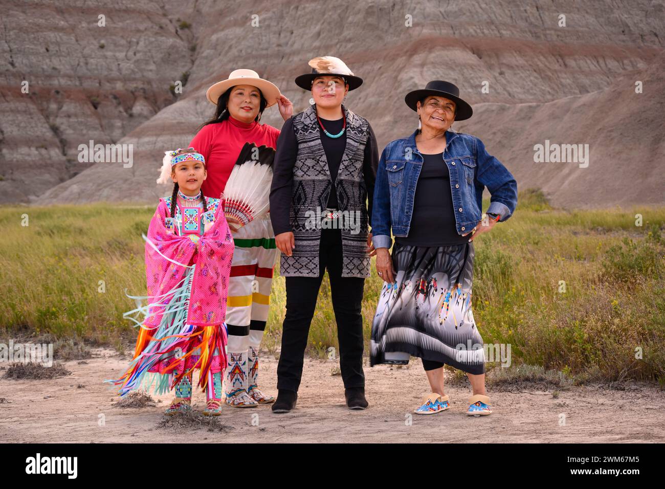 La famiglia di Marian Sorace nel Badlands National Park, South Dakota. Da sinistra a destra Letty Holy Bull, Jess Spotted Tail, Sannita Blue Thunder, Marian Sorace. Foto Stock