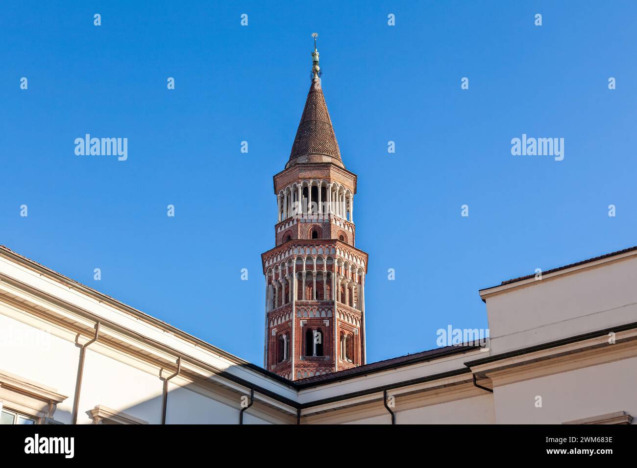 Il campanile ottagonale della Chiesa cattolica di San Gottardo nel quartiere Navigli di Milano, nel nord Italia, in Europa. Foto Stock