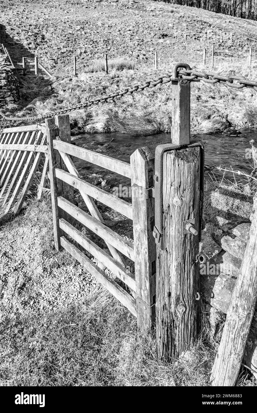 Porta che conduce ad una stretta passeggiata sul lato di beck lungo Long Preston beck. Una bella passeggiata circolare e variegata in una parte poco conosciuta delle valli. Foto Stock