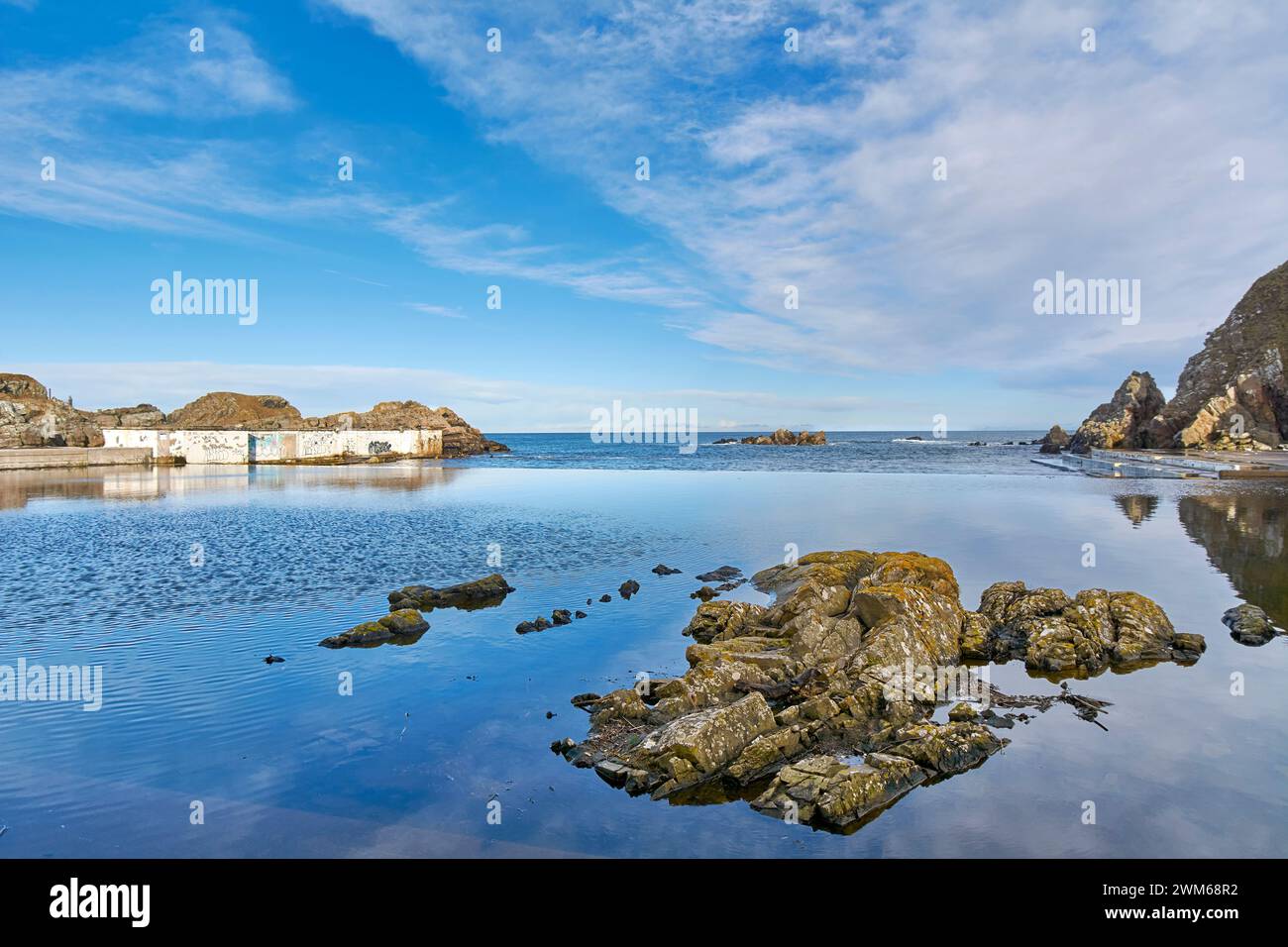 Le piscine all'aperto Tarlair Macduff Scotland sono una mattinata tranquilla con un'alta marea e rocce che si mostrano nella piscina Foto Stock