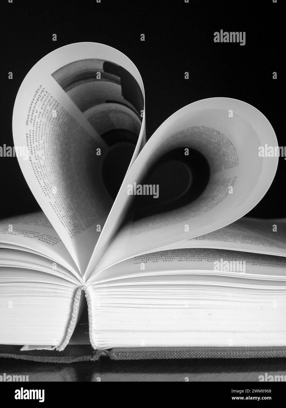 le pagine di un libro formano un cuore Foto Stock