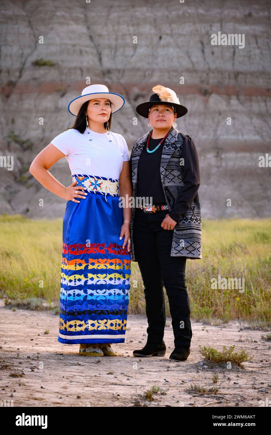 Cassandra Artichoker e Sannita Blue Thunder della tribù Singacu Lakota Oyate nel Badlands National Park, South Dakota. Foto Stock