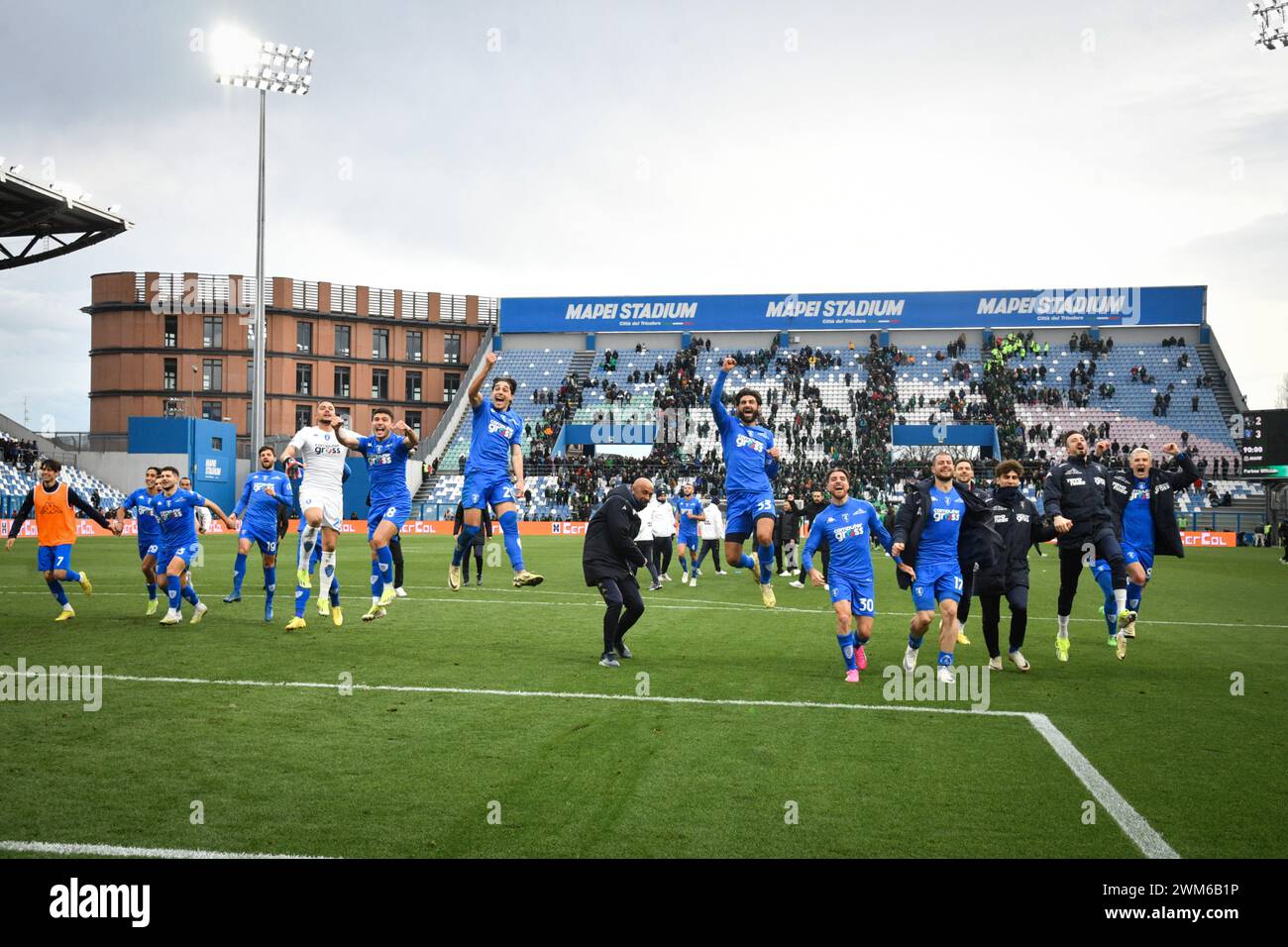 Reggio Emilia, Italia. 24 febbraio 2024. Foto massimo Paolone/LaPresse 24 febbraio 2024 - Reggio Emilia, Italia - sport, calcio - Sassuolo vs Empoli - Campionato italiano di calcio serie A TIM 2023/2024 - Stadio Mapei Citt&#xe0; del Tricolore. Nella foto: i giocatori dell'Empoli esultano per la vittoria 24 febbraio 2024 Reggio Emilia, Italia - sport, calcio - Sassuolo vs Empoli - Campionato Italiano di calcio di serie A 2023/2024 - Stadio Mapei. Nella foto: I giocatori di Empoli festeggiano per la vittoria Credit: LaPresse/Alamy Live News Foto Stock