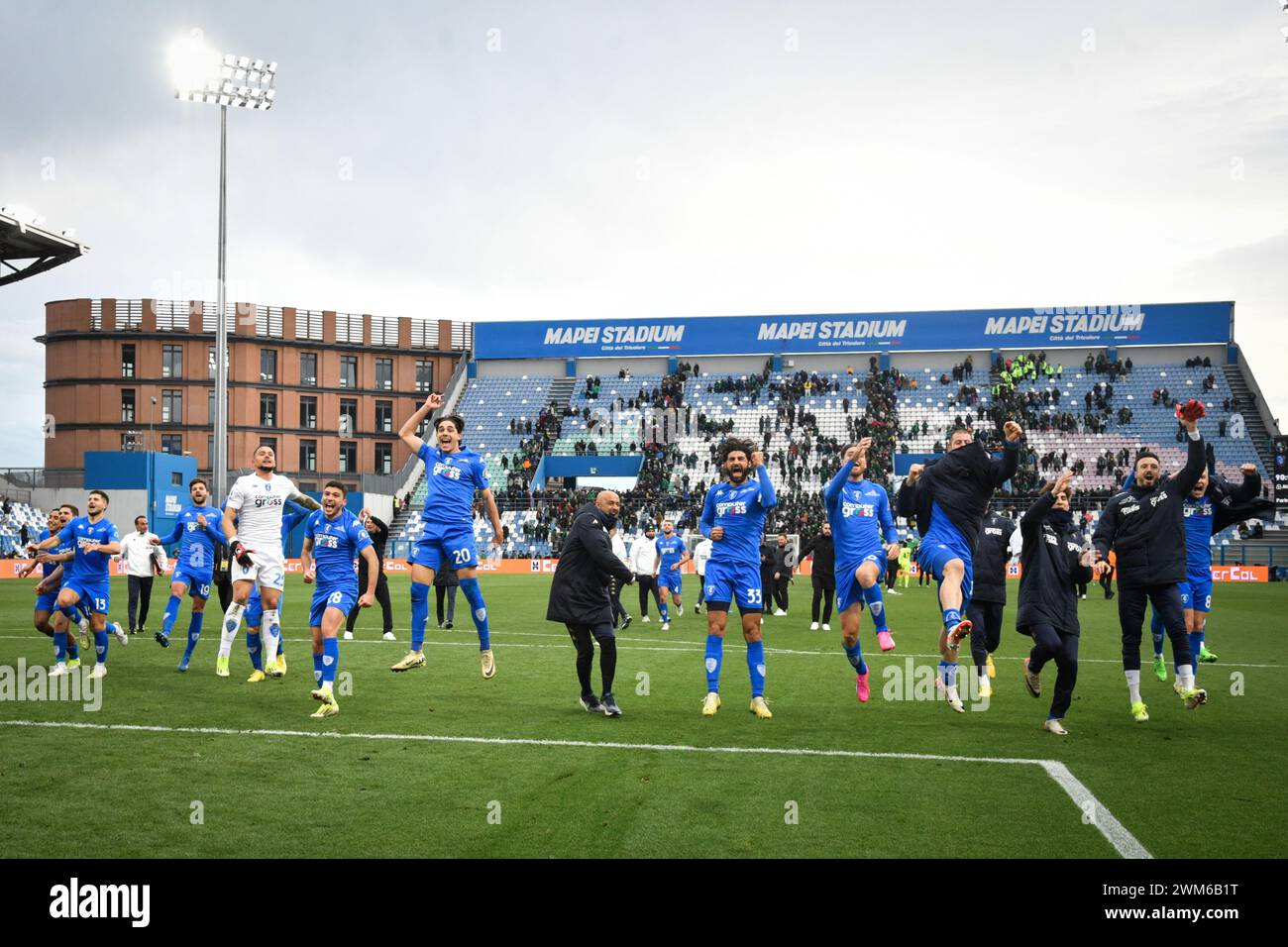 Reggio Emilia, Italia. 24 febbraio 2024. Foto massimo Paolone/LaPresse 24 febbraio 2024 - Reggio Emilia, Italia - sport, calcio - Sassuolo vs Empoli - Campionato italiano di calcio serie A TIM 2023/2024 - Stadio Mapei Citt&#xe0; del Tricolore. Nella foto: i giocatori dell'Empoli esultano per la vittoria 24 febbraio 2024 Reggio Emilia, Italia - sport, calcio - Sassuolo vs Empoli - Campionato Italiano di calcio di serie A 2023/2024 - Stadio Mapei. Nella foto: I giocatori di Empoli festeggiano per la vittoria Credit: LaPresse/Alamy Live News Foto Stock