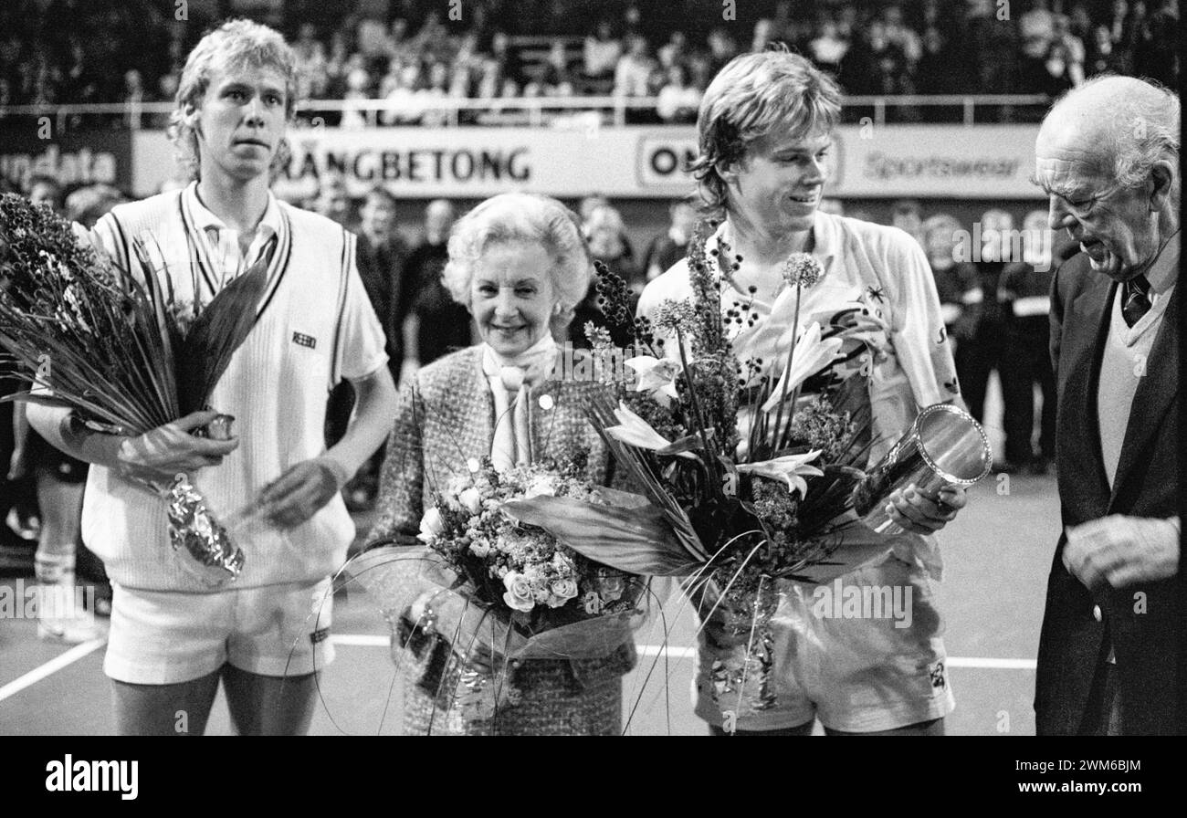 STEFAN EDBERG tennis Svezia vince la finale a Stoccolma Open nel 1987, quando ha vinto contro il connazionale Jonas Svensson ed è stato elogiato dalla coppia svedese Bertil e Lilian1987-11-09 Foto Stock