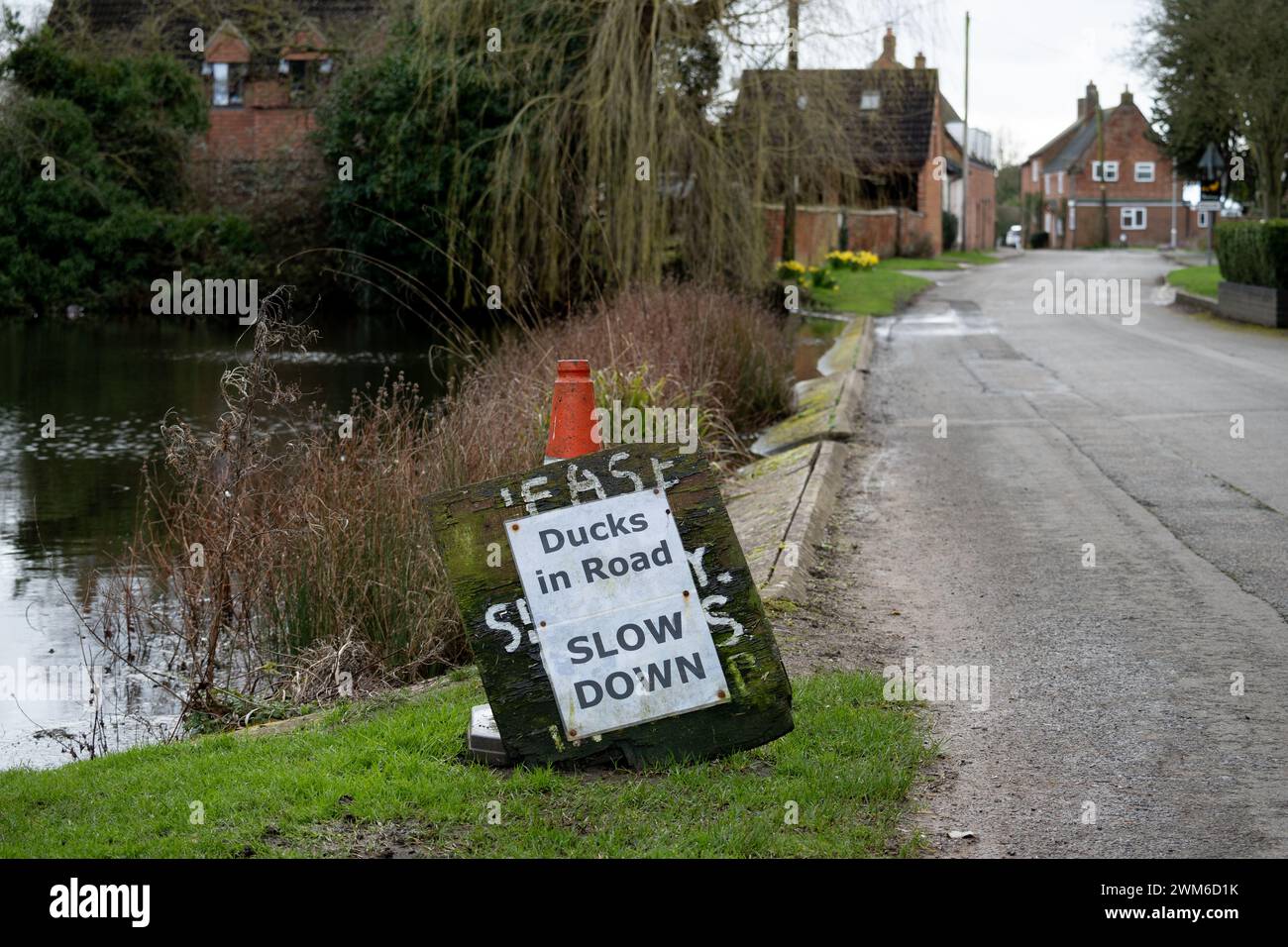 Insegna accanto allo stagno delle anatre, villaggio di Willoughby, Warwickshire, Inghilterra, Regno Unito Foto Stock