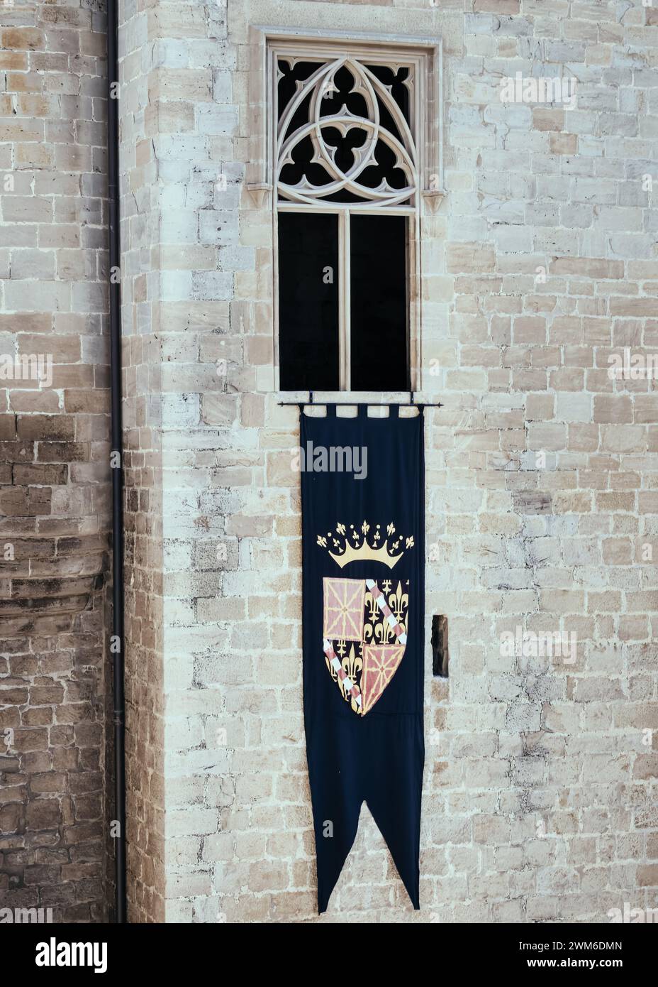 Eleganza regale: Una finestra gotica al Palace de Olite (Navarra, Spagna) Foto Stock