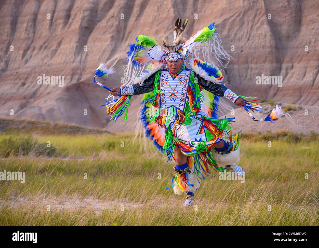 Gerimiah Holy Bull, della tribù Sicangu Lakota Oyate, che esegue una Fancy Dance nel Badlands National Park, South Dakota. Foto Stock