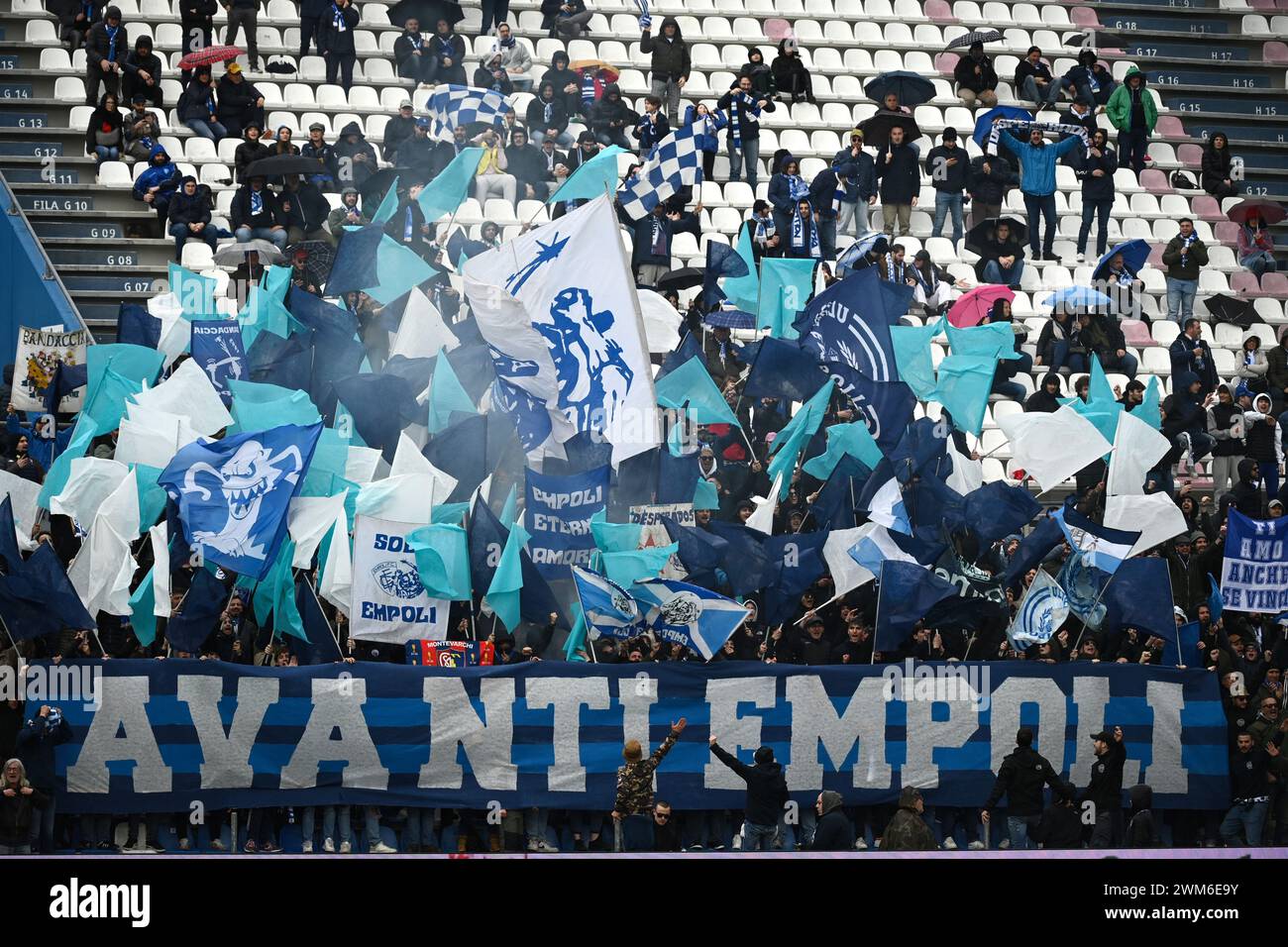 Reggio Emilia, Italia. 24 febbraio 2024. Foto massimo Paolone/LaPresse 24 febbraio 2024 - Reggio Emilia, Italia - sport, calcio - Sassuolo vs Empoli - Campionato italiano di calcio serie A TIM 2023/2024 - Stadio Mapei Citt&#xe0; del Tricolore. Nella foto: i tifosi dell'Empoli 24 febbraio 2024 Reggio Emilia, Italia - sport, calcio - Sassuolo vs Empoli - Campionato Italiano di calcio di serie A 2023/2024 - Stadio Mapei. Nella foto: I fan di Empoli Credit: LaPresse/Alamy Live News Foto Stock