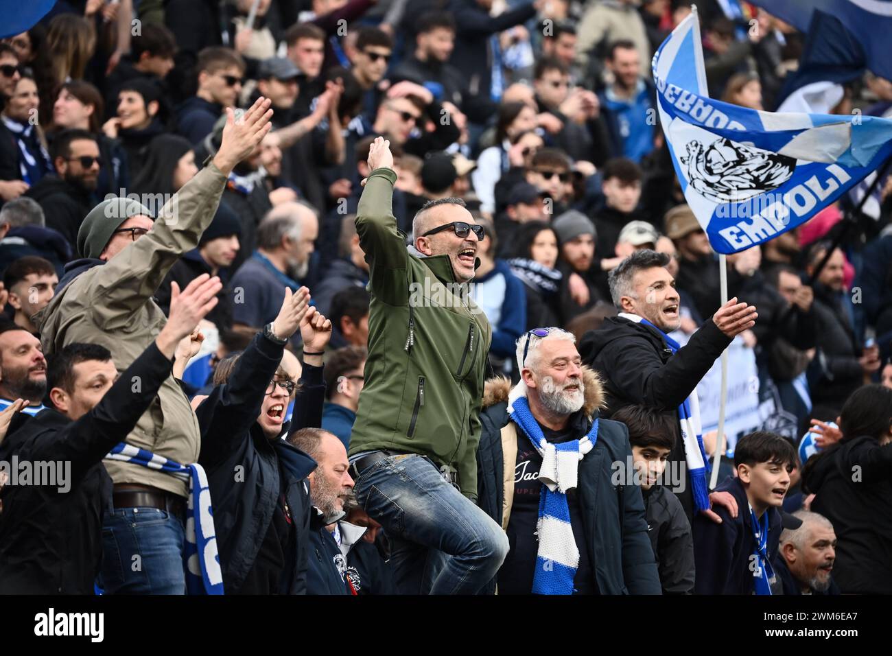 Reggio Emilia, Italia. 24 febbraio 2024. Foto massimo Paolone/LaPresse 24 febbraio 2024 - Reggio Emilia, Italia - sport, calcio - Sassuolo vs Empoli - Campionato italiano di calcio serie A TIM 2023/2024 - Stadio Mapei Citt&#xe0; del Tricolore. Nella foto: i tifosi dell'Empoli esultano per la vittoria 24 febbraio 2024 Reggio Emilia, Italia - sport, calcio - Sassuolo vs Empoli - Campionato Italiano di calcio di serie A 2023/2024 - Stadio Mapei. Nella foto: I fan di Empoli festeggiano per la vittoria Credit: LaPresse/Alamy Live News Foto Stock