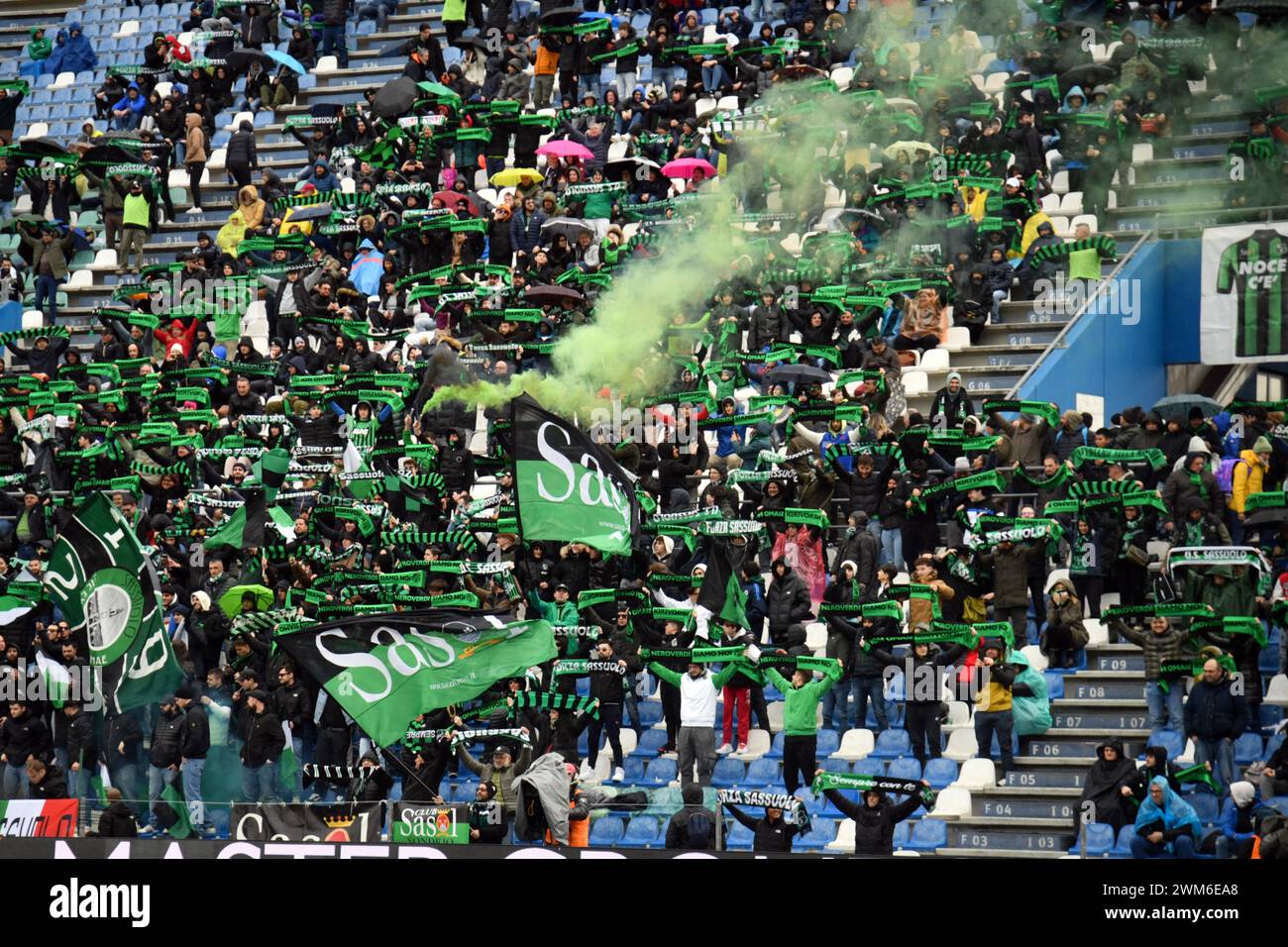 Reggio Emilia, Italia. 24 febbraio 2024. Foto massimo Paolone/LaPresse 24 febbraio 2024 - Reggio Emilia, Italia - sport, calcio - Sassuolo vs Empoli - Campionato italiano di calcio serie A TIM 2023/2024 - Stadio Mapei Citt&#xe0; del Tricolore. Nella foto: i tifosi del Sassuolo 24 febbraio 2024 Reggio Emilia, Italia - sport, calcio - Sassuolo vs Empoli - Campionato Italiano di calcio di serie A 2023/2024 - Stadio Mapei. Nella foto: I fan di Sassuolo credito: LaPresse/Alamy Live News Foto Stock