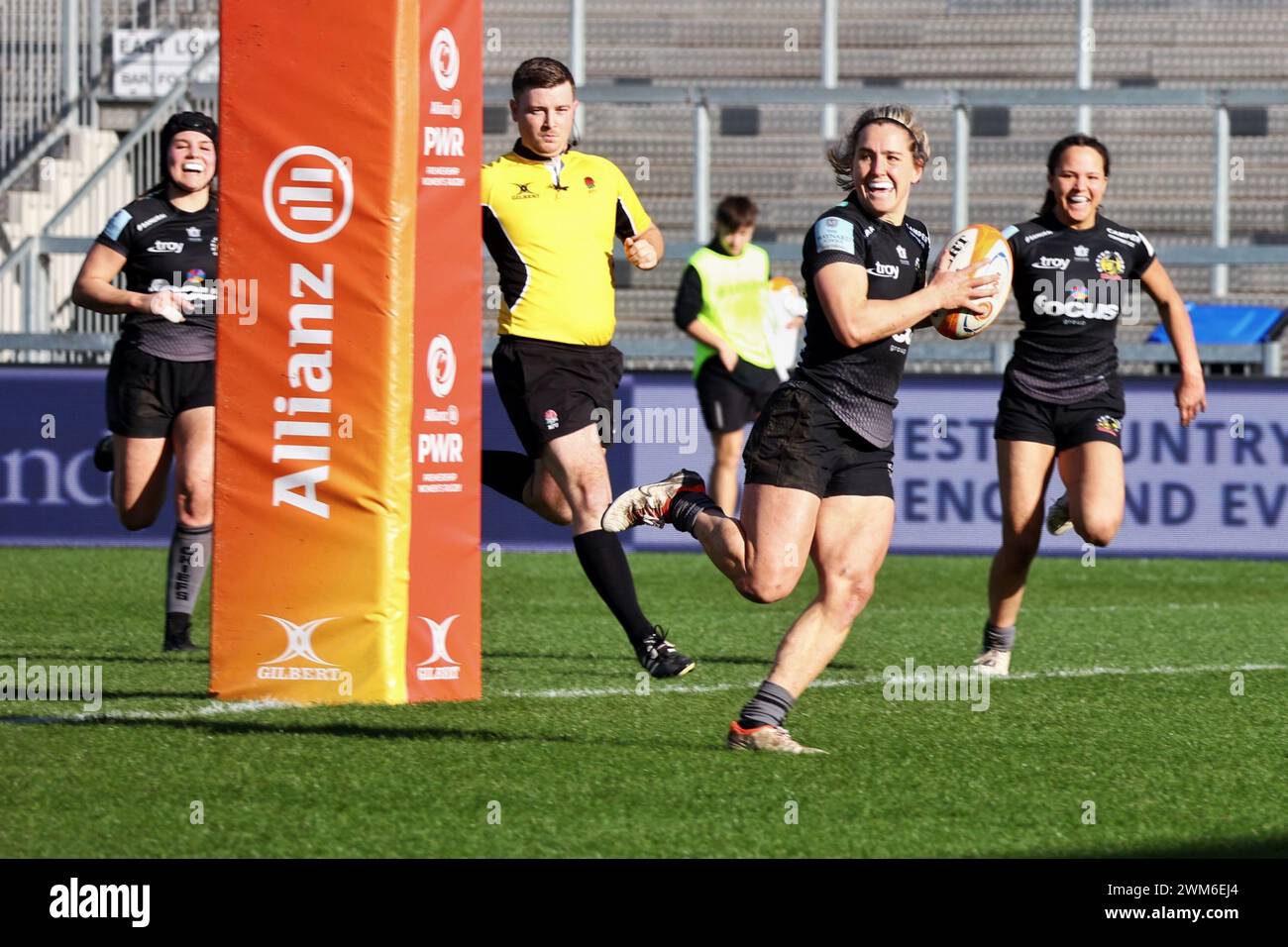 Exeter, Devon, Regno Unito. 24 febbraio 2024. Allianz Premiership Women's Rugby: Exeter Chiefs vs Harlequins at Sandy Park, Exeter, Devon, Regno Unito. Nella foto: Claudia MacDonald corre per ottenere il secondo tentativo dei Chiefs: Nidpor/Alamy Live News Foto Stock