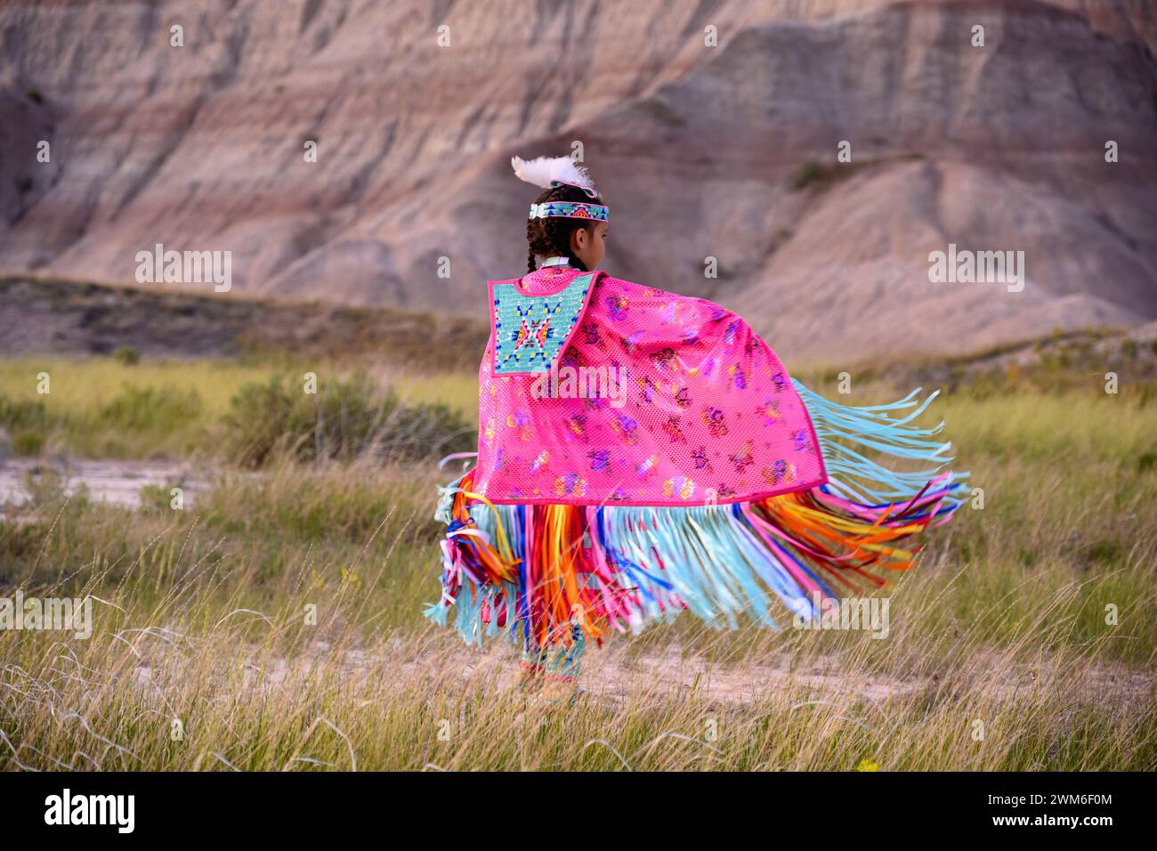 Letty Holy Bull, della tribù Sicangu Lakota Oyate, che esegue la sua danza Shawl nel Badlands National Park, South Dakota. Foto Stock