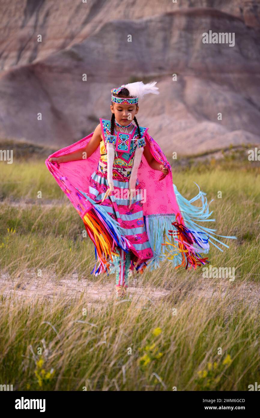 Letty Holy Bull, della tribù Sicangu Lakota Oyate, che esegue la sua danza Shawl nel Badlands National Park, South Dakota. Foto Stock