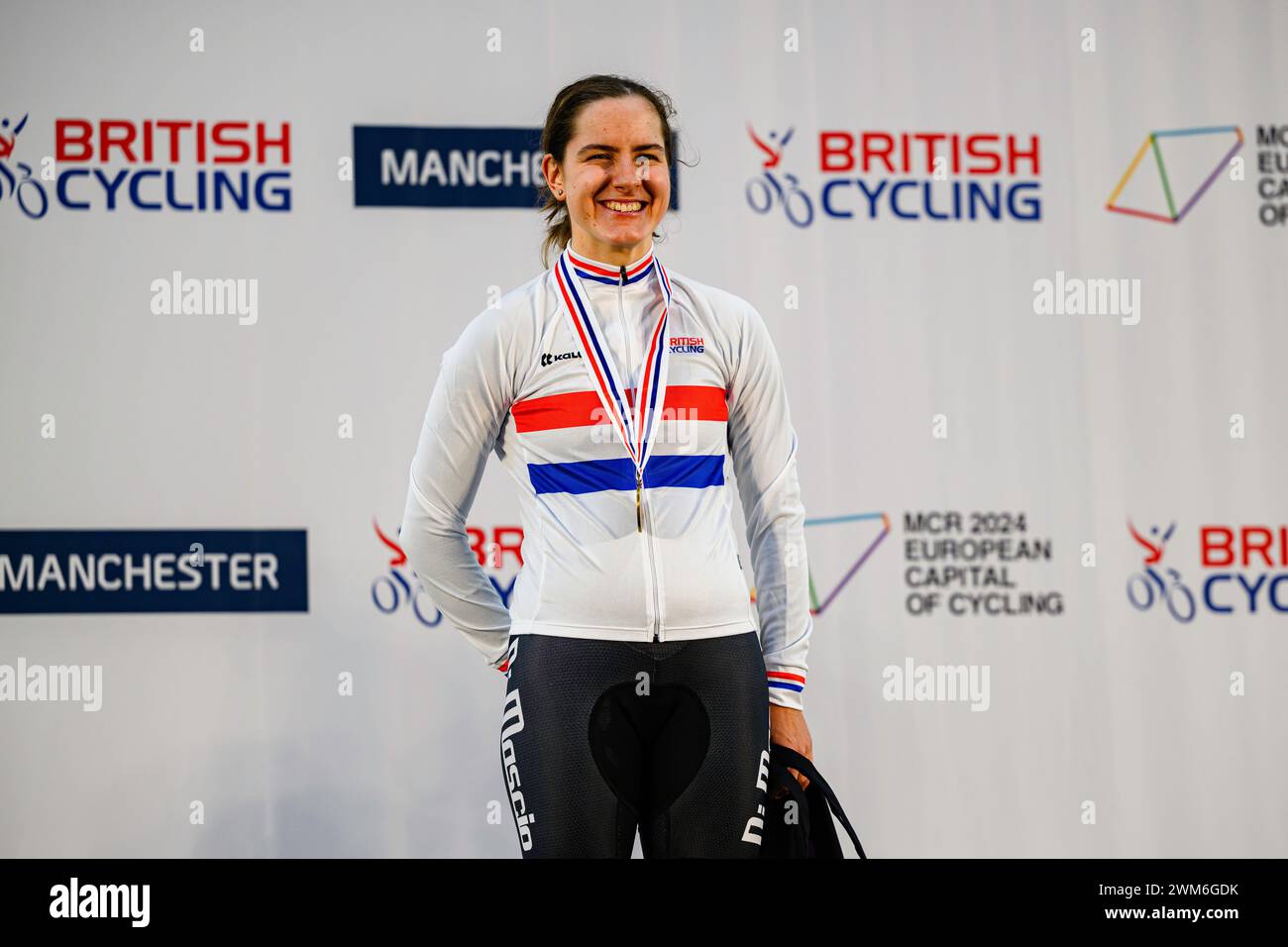 MANCHESTER, REGNO UNITO. 24 febbraio, 24. Daphne Schrager (DIM, 1st) in Women's Individual Pursuit Para C Medal Ceremony del giorno 2 durante i Campionati nazionali britannici di pista 2024 al National Cycling Centre sabato 24 febbraio 2024 a MANCHESTER, REGNO UNITO. Crediti: Taka G Wu/Alamy Live News Foto Stock