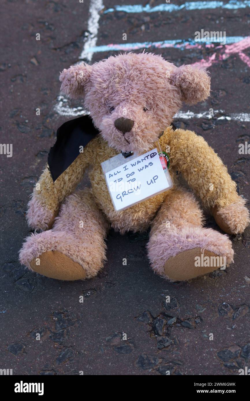 Bristol, Regno Unito 24 febbraio 2024. Gli attivisti della Palestine Action hanno organizzato una riunione pacifica al di fuori della fabbrica di armi Elbit Systems UK a Bristol per protestare contro la produzione di armi usate nel conflitto a Gaza e il sostegno del governo britannico alla guerra. La struttura di proprietà israeliana funge da centro di ricerca, sviluppo e produzione di armi e tecnologie fornite alla British Armed Forces e ad altri clienti della NATO dalla società. BridgetCatterall/AlamyLiveNews Foto Stock