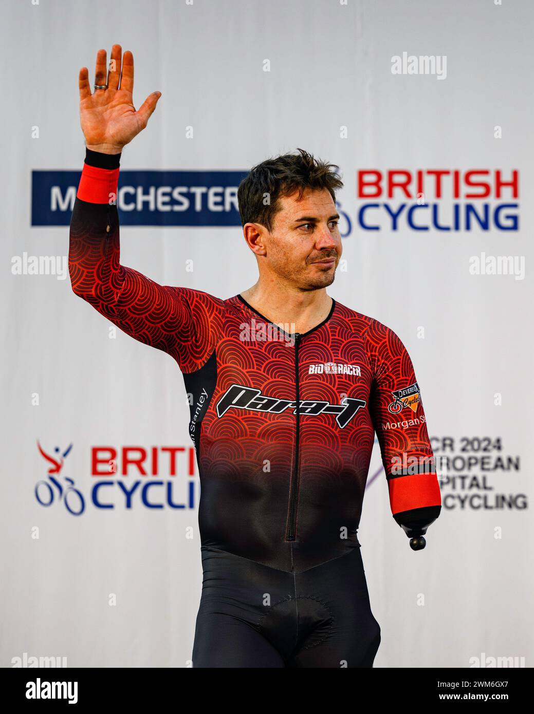 MANCHESTER, REGNO UNITO. 24 febbraio, 24. Jaco van Gass (PAR, 2nd) nella cerimonia della medaglia di inseguimento C3 maschile di Paracycling del giorno 2 durante i Campionati nazionali britannici su pista 2024 al National Cycling Centre sabato 24 febbraio 2024 a MANCHESTER, REGNO UNITO. Crediti: Taka G Wu/Alamy Live News Foto Stock