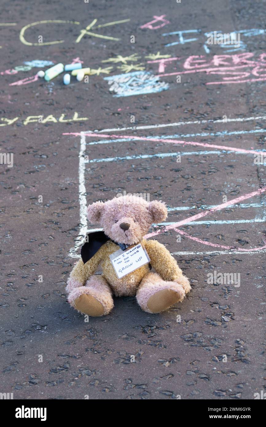 Bristol, Regno Unito 24 febbraio 2024. Gli attivisti della Palestine Action hanno organizzato una riunione pacifica al di fuori della fabbrica di armi Elbit Systems UK a Bristol per protestare contro la produzione di armi usate nel conflitto a Gaza e il sostegno del governo britannico alla guerra. La struttura di proprietà israeliana funge da centro di ricerca, sviluppo e produzione di armi e tecnologie fornite alla British Armed Forces e ad altri clienti della NATO dalla società. BridgetCatterall/AlamyLiveNews Foto Stock