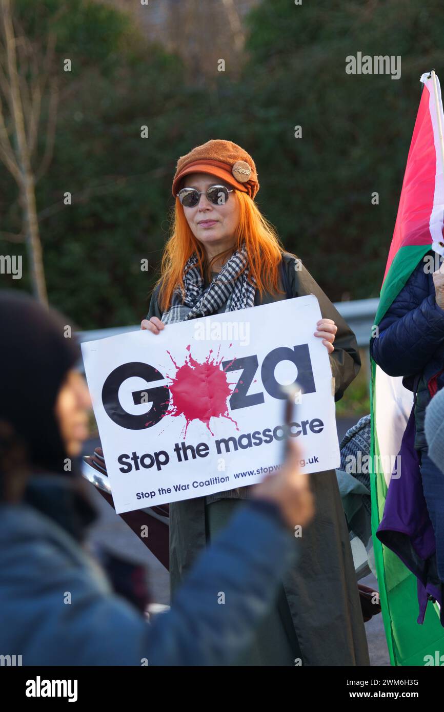 Bristol, Regno Unito 24 febbraio 2024. Gli attivisti della Palestine Action hanno organizzato una riunione pacifica al di fuori della fabbrica di armi Elbit Systems UK a Bristol per protestare contro la produzione di armi usate nel conflitto a Gaza e il sostegno del governo britannico alla guerra. La struttura di proprietà israeliana funge da centro di ricerca, sviluppo e produzione di armi e tecnologie fornite alla British Armed Forces e ad altri clienti della NATO dalla società. BridgetCatterall/AlamtLiveNews Foto Stock