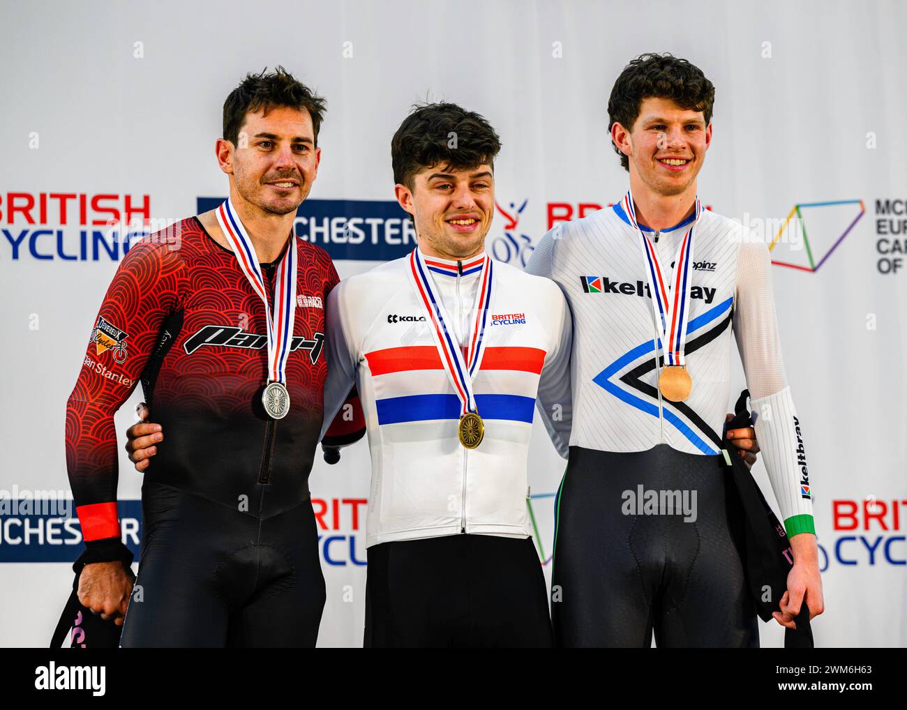 MANCHESTER, REGNO UNITO. 24 febbraio, 24. Finlay Graham (DIM, 1st), Jaco van Gass (PAR, 2nd) e Jocob Smith (BPM, 3rd) alla cerimonia della medaglia di inseguimento C3 maschile di Paracycling del giorno 2 durante i Campionati nazionali britannici 2024 sul circuito National Cycling Centre sabato 24 febbraio 2024 a MANCHESTER, REGNO UNITO. Crediti: Taka G Wu/Alamy Live News Foto Stock