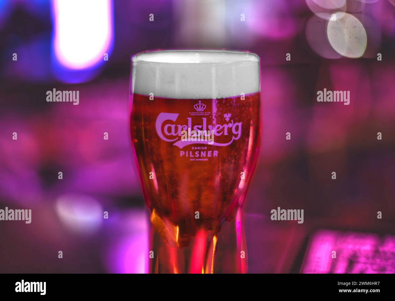 Una pinta di birra Carlsberg Pilsner Foto Stock