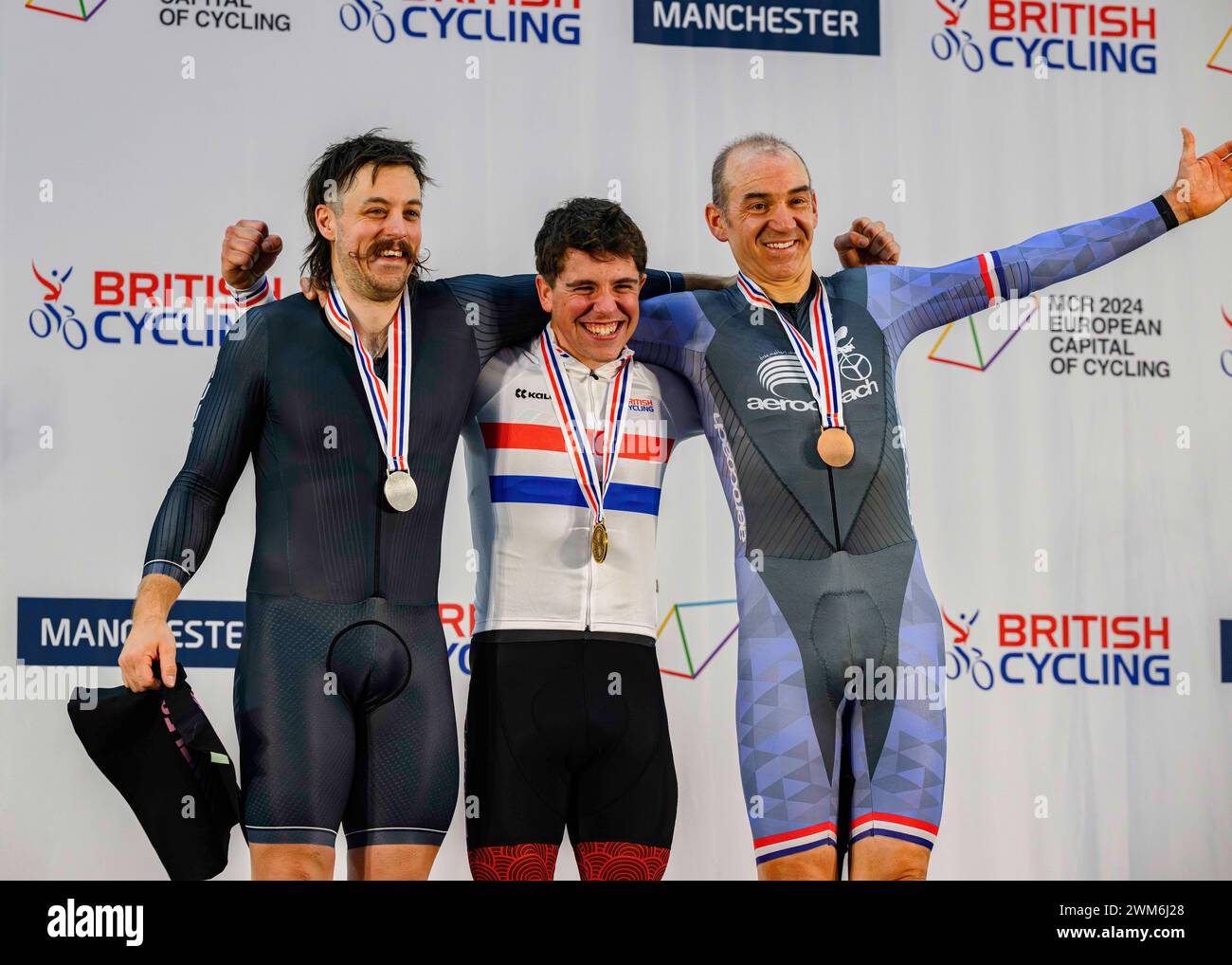 MANCHESTER, REGNO UNITO. 24 febbraio, 24. Archie Atkinson (PAR, 1st), Blaine Hunt (PAR, 2nd) e William Bjergfelt (AEC, 3rd) in Paracycling Men's C4 Pursuit Medal Ceremony del giorno 2 durante 2024 British National Track Championships presso il National Cycling Centre sabato 24 febbraio 2024 a MANCHESTER, REGNO UNITO. Crediti: Taka G Wu/Alamy Live News Foto Stock