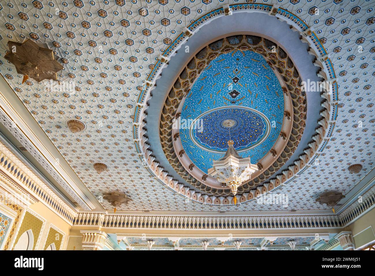 Tashkent, Uzbekistan-11 agosto 2023: Dettaglio del soffitto decorato della moschea Khazrati Imam nel complesso Hazrati Imam durante una giornata di sole. Foto Stock