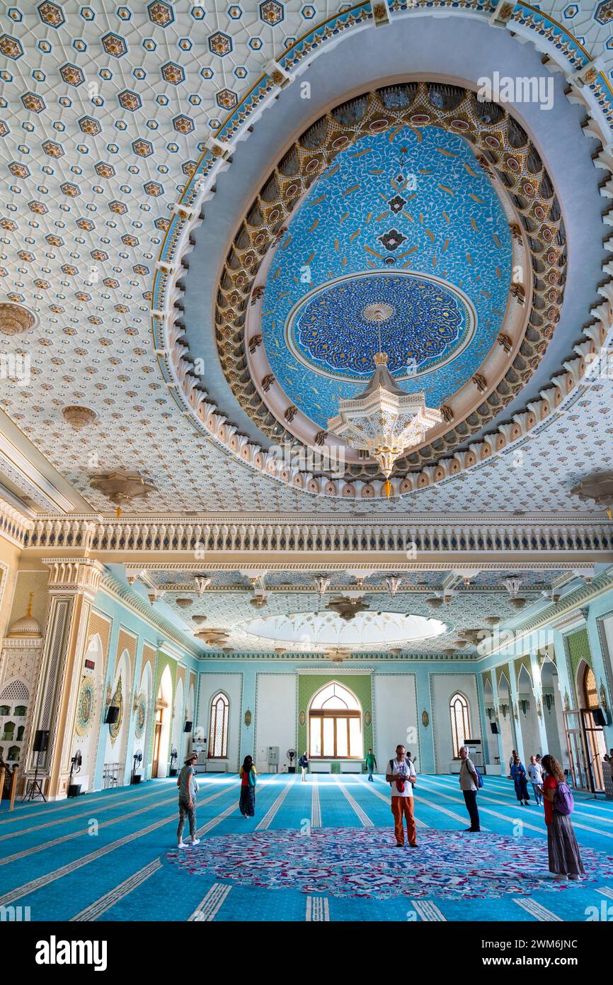 Tashkent, Uzbekistan-11 agosto 2023: Le persone visitano la moschea Khazrati Imam nel complesso Hazrati Imam durante una giornata di sole. Foto Stock