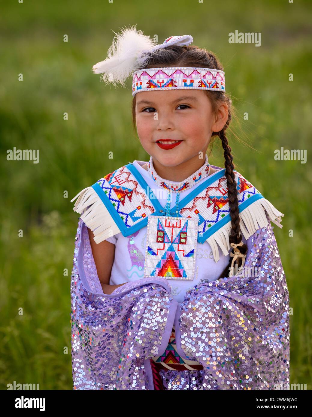 Letty Holy Bull nelle sue regalie di danza Shawl; Badlands National Park, South Dakota. Foto Stock