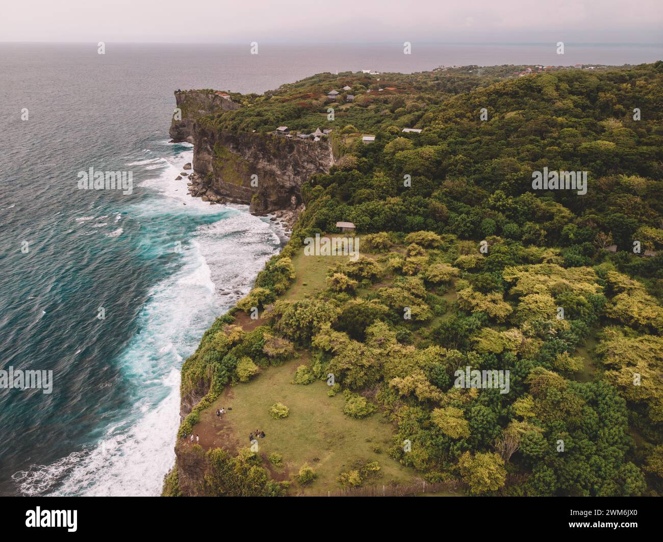 Vista serale sui droni delle scogliere dell'isola di Bali meridionale vicino a Uluwatu Foto Stock