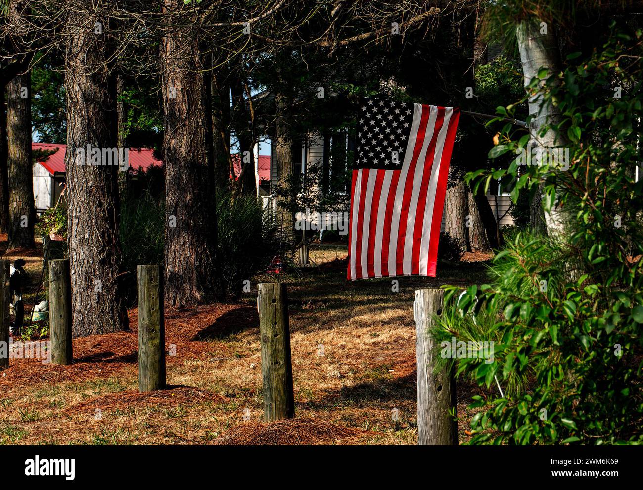 Una bandiera americana è appesa in un ambiente rurale Foto Stock
