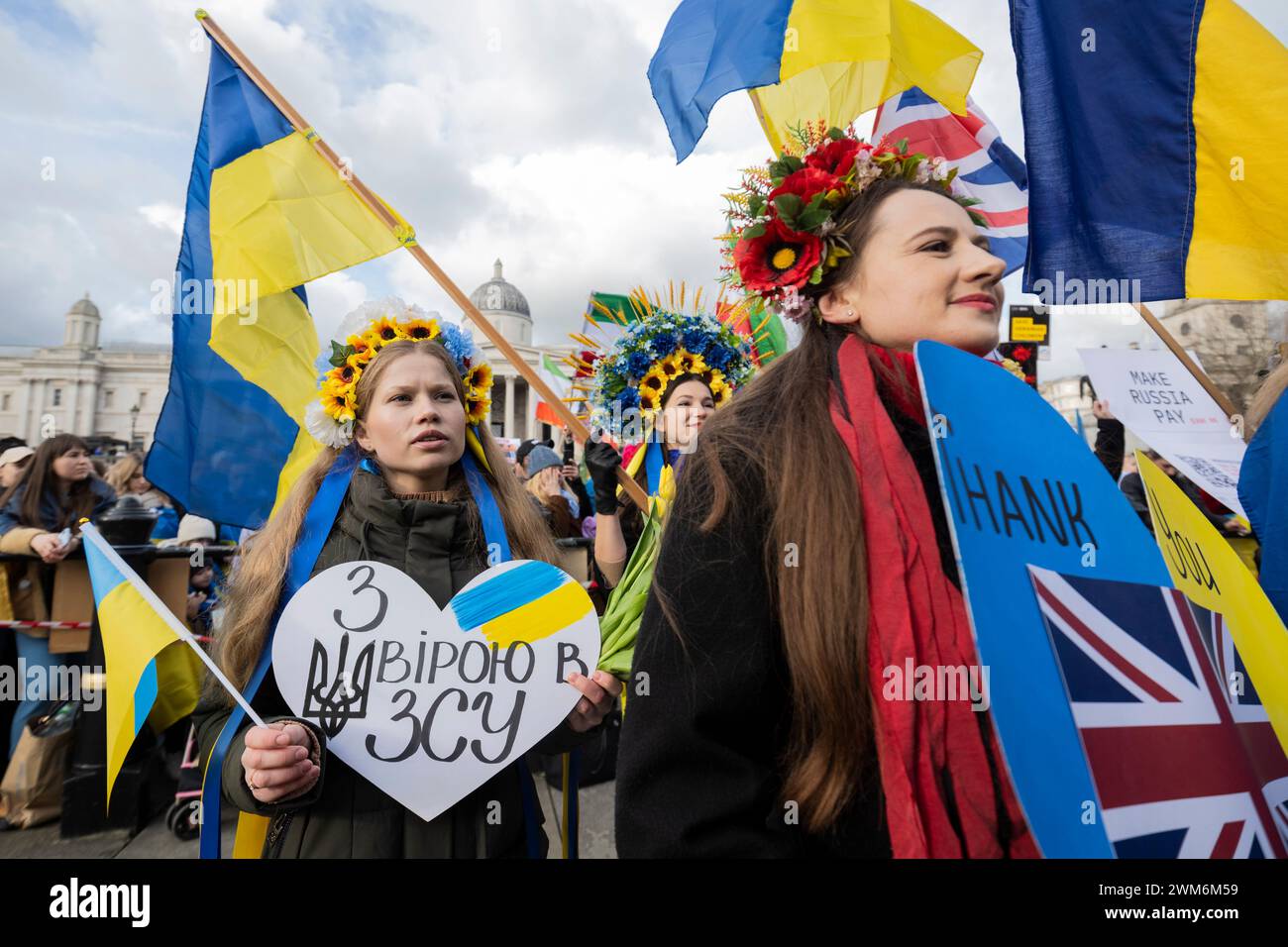 Londra, Regno Unito. 24 febbraio 2024. Le persone in occasione di una manifestazione e di una veglia in piazza Trafalgar in solidarietà con i cittadini ucraini in occasione del secondo anniversario dell’inizio dell’invasione russa dell’Ucraina. Eventi simili per riconoscere il secondo anniversario si stanno svolgendo in altre città del Regno Unito. Crediti: Stephen Chung / Alamy Live News Foto Stock