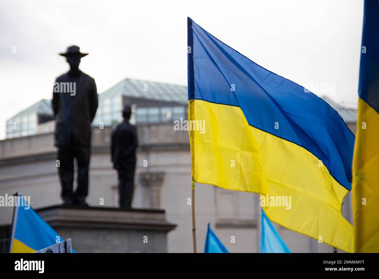 Londra, Regno Unito. 24 febbraio 2024. In occasione del secondo anniversario dell'invasione russa dell'Ucraina, i manifestanti hanno marciato da Marble Arch a Trafalgar Square a sostegno dell'Ucraina. Chiesero la fine dell'invasione russa e cercarono un maggiore aiuto militare da parte delle nazioni occidentali. Crediti: Sinai Noor/Alamy Live News crediti: Sinai Noor/Alamy Live News Foto Stock