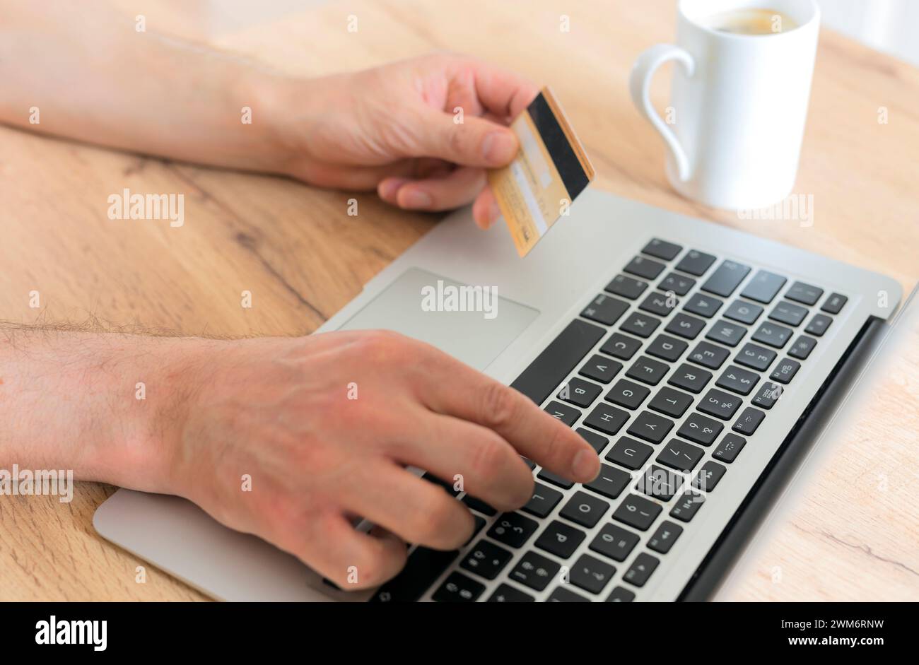 A mano con carta di credito e computer portatile. Concetto di shopping online Foto Stock
