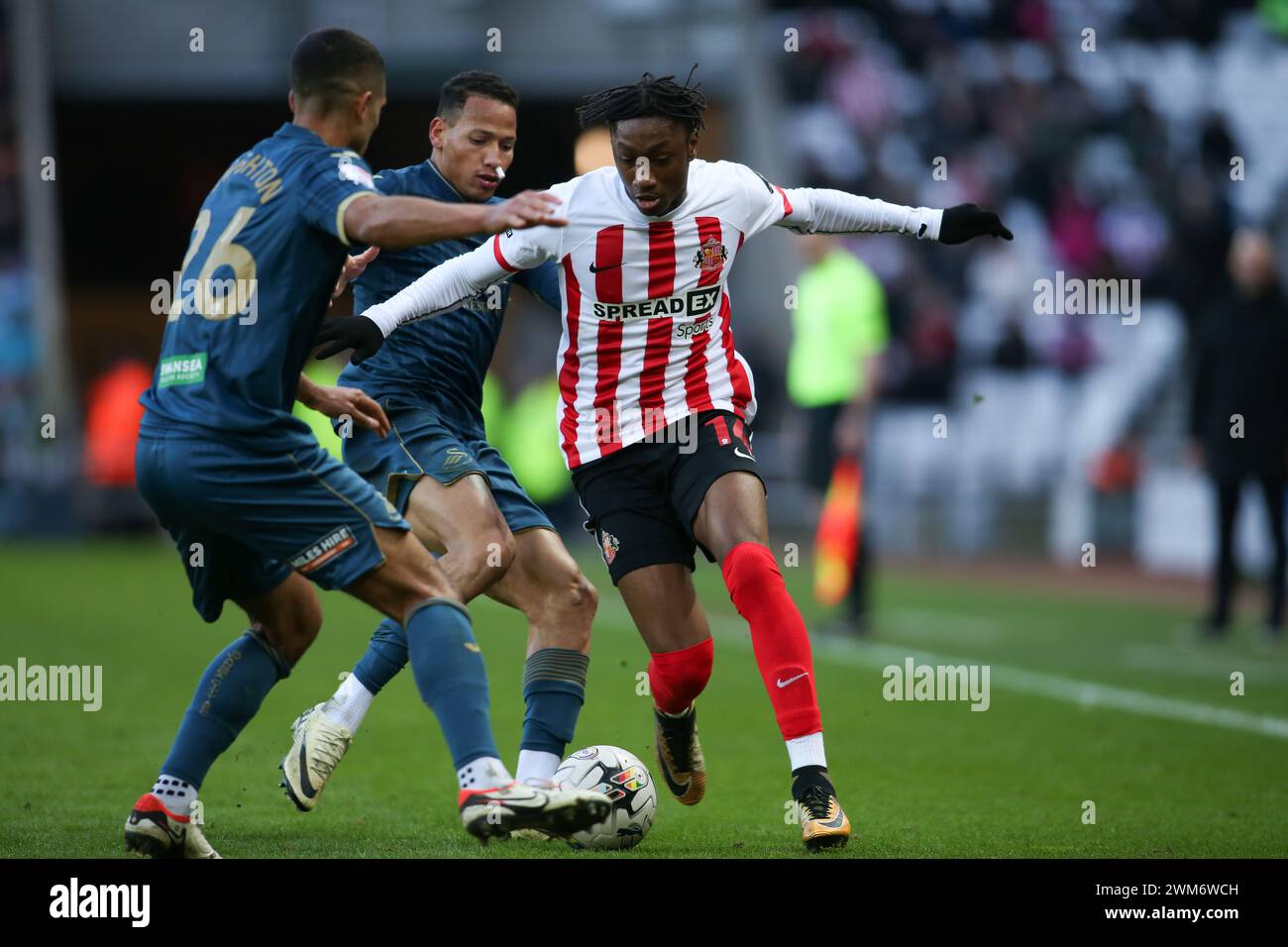 Sunderland sabato 24 febbraio 2024. Romaine Mundle di Sunderland affronta Kyle Naughton di Swansea City durante la partita dello Sky Bet Championship tra Sunderland e Swansea City allo Stadium of Light di Sunderland, sabato 24 febbraio 2024. (Foto: Michael driver | mi News) crediti: MI News & Sport /Alamy Live News Foto Stock