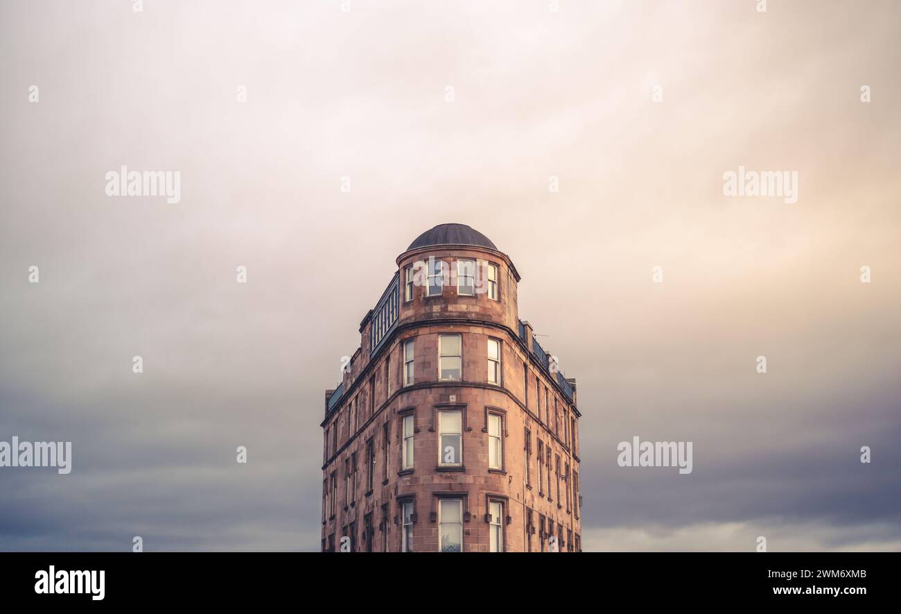 Uno stretto e solitario edificio scozzese a Glasgow, con spazio per la copia Foto Stock