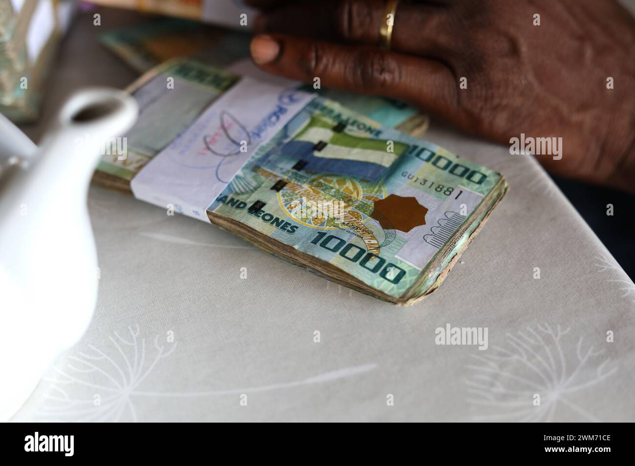 Opinioni generali sui fasci di banconote Leone, la valuta della Sierra Leone. Nella foto di Freetown, Sierra Leone, Africa. Foto Stock