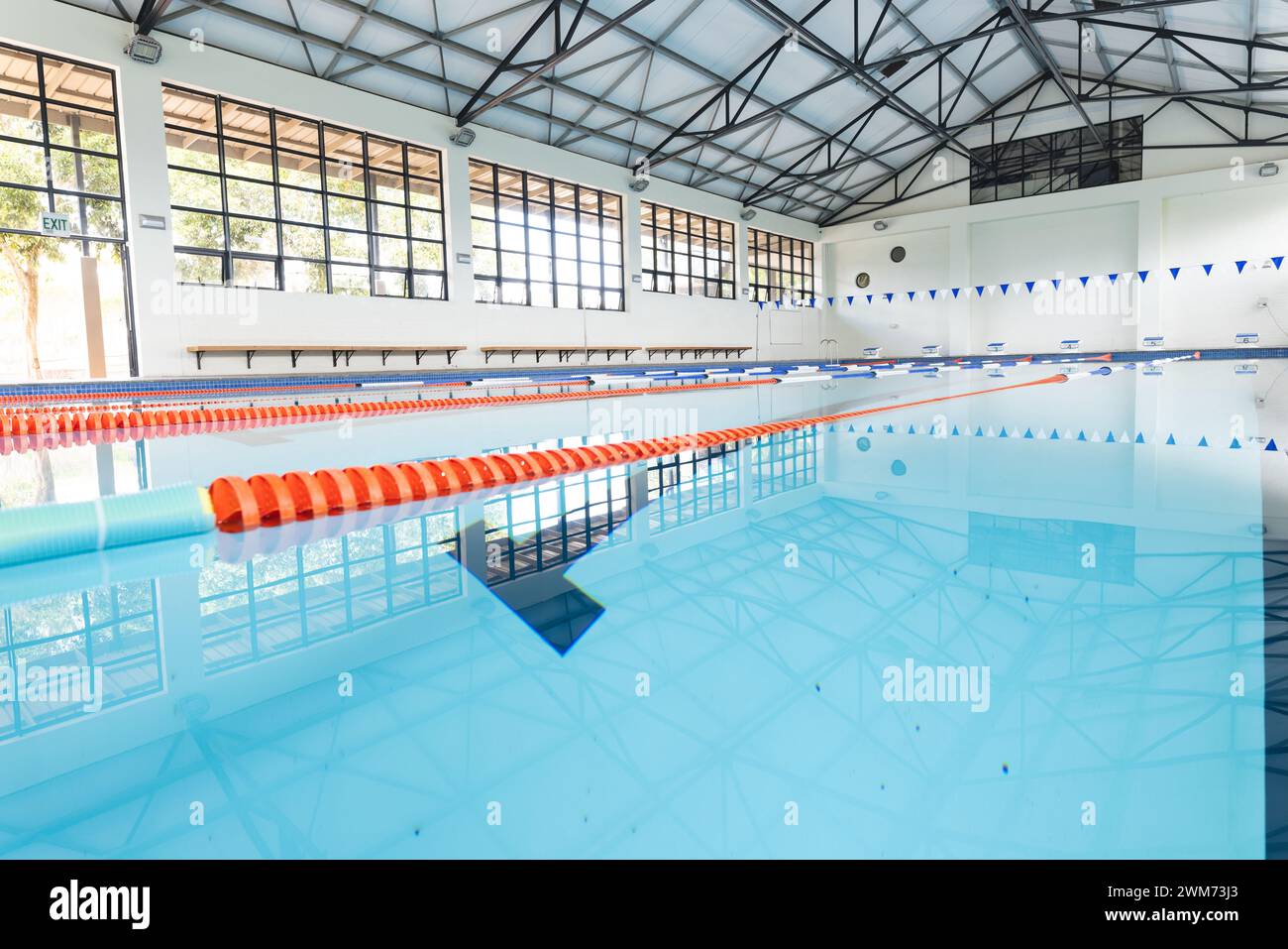 Una piscina al coperto attende i nuotatori, con spazio per fotocopie Foto Stock